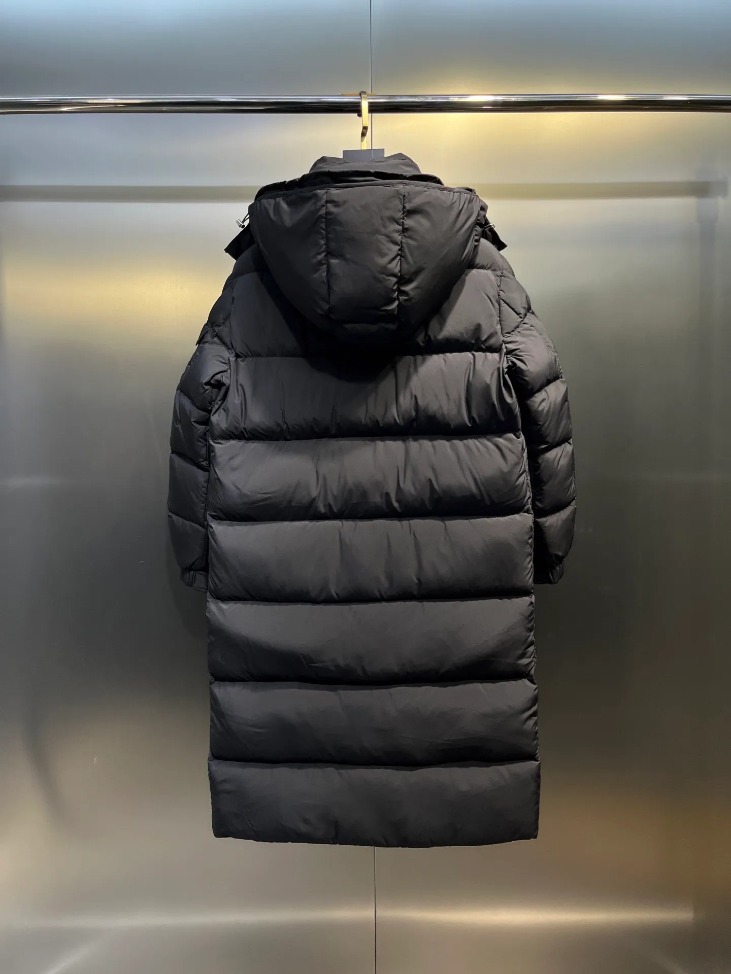 P880 Moncler Hanoverian matte matte long men's down jacket. 850+ fill power This Hanoverian men's long down jacket combines Moncler's classic aesthetics with excellent performance and protective features. The Hanoverian long down jacket is made of longue saison fabric and is designed with practical details to provide both warmth and protection. As a Moncler classic, this down jacket features a detachable hood and a front zipper placket that covers the windshield, significantly improving its protective performance. Details Made of longue saison fabric Longue saison lining Filled with down Removable hood Zipper and snap fastening Zippered pockets Patch pockets on sleeves Adjustable cuffs Drawstring hem Style: A85# Size: 1 2 3 4 5