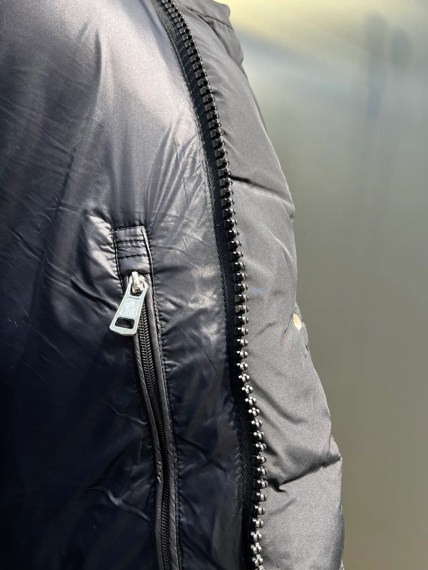 P880 Moncler Hanoverian matte matte long men's down jacket. 850+ fill power This Hanoverian men's long down jacket combines Moncler's classic aesthetics with excellent performance and protective features. The Hanoverian long down jacket is made of longue saison fabric and is designed with practical details to provide both warmth and protection. As a Moncler classic, this down jacket features a detachable hood and a front zipper placket that covers the windshield, significantly improving its protective performance. Details Made of longue saison fabric Longue saison lining Filled with down Removable hood Zipper and snap fastening Zippered pockets Patch pockets on sleeves Adjustable cuffs Drawstring hem Style: A85# Size: 1 2 3 4 5