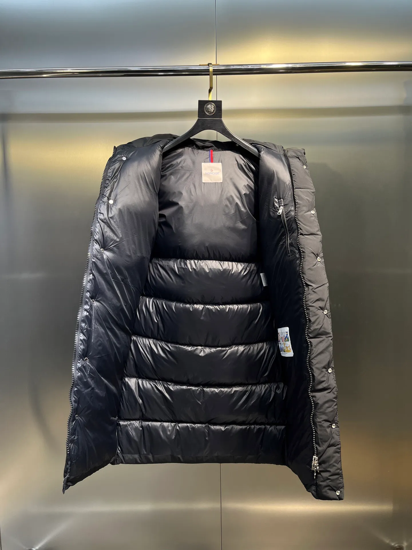 P880 Moncler Hanoverian matte matte long men's down jacket. 850+ fill power This Hanoverian men's long down jacket combines Moncler's classic aesthetics with excellent performance and protective features. The Hanoverian long down jacket is made of longue saison fabric and is designed with practical details to provide both warmth and protection. As a Moncler classic, this down jacket features a detachable hood and a front zipper placket that covers the windshield, significantly improving its protective performance. Details Made of longue saison fabric Longue saison lining Filled with down Removable hood Zipper and snap fastening Zippered pockets Patch pockets on sleeves Adjustable cuffs Drawstring hem Style: A85# Size: 1 2 3 4 5