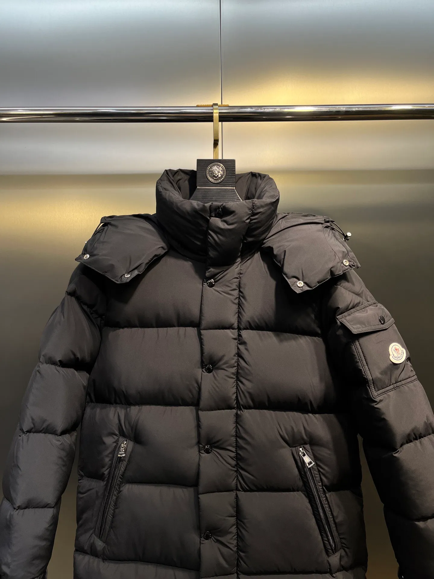 P880 Moncler Hanoverian matte matte long men's down jacket. 850+ fill power This Hanoverian men's long down jacket combines Moncler's classic aesthetics with excellent performance and protective features. The Hanoverian long down jacket is made of longue saison fabric and is designed with practical details to provide both warmth and protection. As a Moncler classic, this down jacket features a detachable hood and a front zipper placket that covers the windshield, significantly improving its protective performance. Details Made of longue saison fabric Longue saison lining Filled with down Removable hood Zipper and snap fastening Zippered pockets Patch pockets on sleeves Adjustable cuffs Drawstring hem Style: A85# Size: 1 2 3 4 5