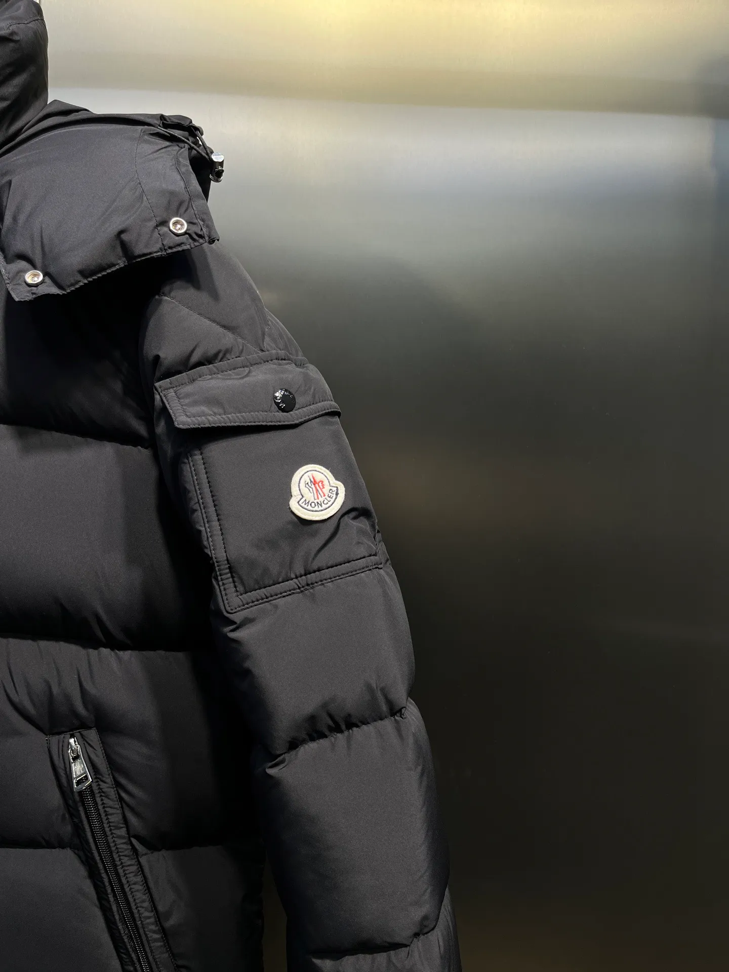 P880 Moncler Hanoverian matte matte long men's down jacket. 850+ fill power This Hanoverian men's long down jacket combines Moncler's classic aesthetics with excellent performance and protective features. The Hanoverian long down jacket is made of longue saison fabric and is designed with practical details to provide both warmth and protection. As a Moncler classic, this down jacket features a detachable hood and a front zipper placket that covers the windshield, significantly improving its protective performance. Details Made of longue saison fabric Longue saison lining Filled with down Removable hood Zipper and snap fastening Zippered pockets Patch pockets on sleeves Adjustable cuffs Drawstring hem Style: A85# Size: 1 2 3 4 5