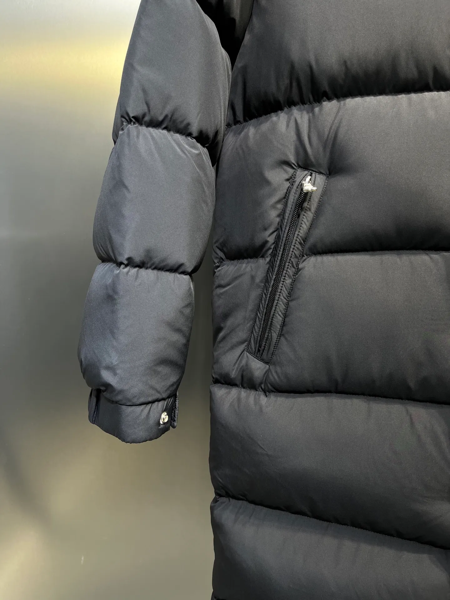 P880 Moncler Hanoverian matte matte long men's down jacket. 850+ fill power This Hanoverian men's long down jacket combines Moncler's classic aesthetics with excellent performance and protective features. The Hanoverian long down jacket is made of longue saison fabric and is designed with practical details to provide both warmth and protection. As a Moncler classic, this down jacket features a detachable hood and a front zipper placket that covers the windshield, significantly improving its protective performance. Details Made of longue saison fabric Longue saison lining Filled with down Removable hood Zipper and snap fastening Zippered pockets Patch pockets on sleeves Adjustable cuffs Drawstring hem Style: A85# Size: 1 2 3 4 5