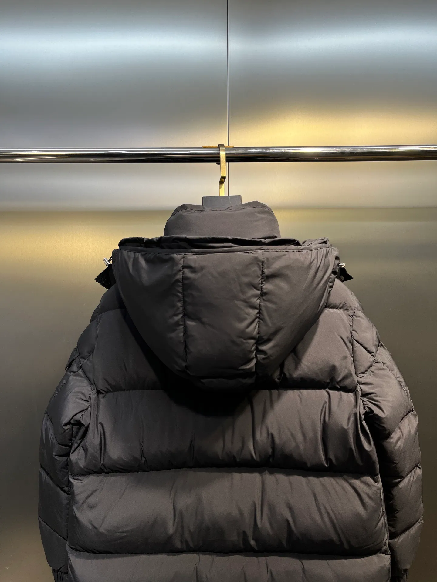 P880 Moncler Hanoverian matte matte long men's down jacket. 850+ fill power This Hanoverian men's long down jacket combines Moncler's classic aesthetics with excellent performance and protective features. The Hanoverian long down jacket is made of longue saison fabric and is designed with practical details to provide both warmth and protection. As a Moncler classic, this down jacket features a detachable hood and a front zipper placket that covers the windshield, significantly improving its protective performance. Details Made of longue saison fabric Longue saison lining Filled with down Removable hood Zipper and snap fastening Zippered pockets Patch pockets on sleeves Adjustable cuffs Drawstring hem Style: A85# Size: 1 2 3 4 5