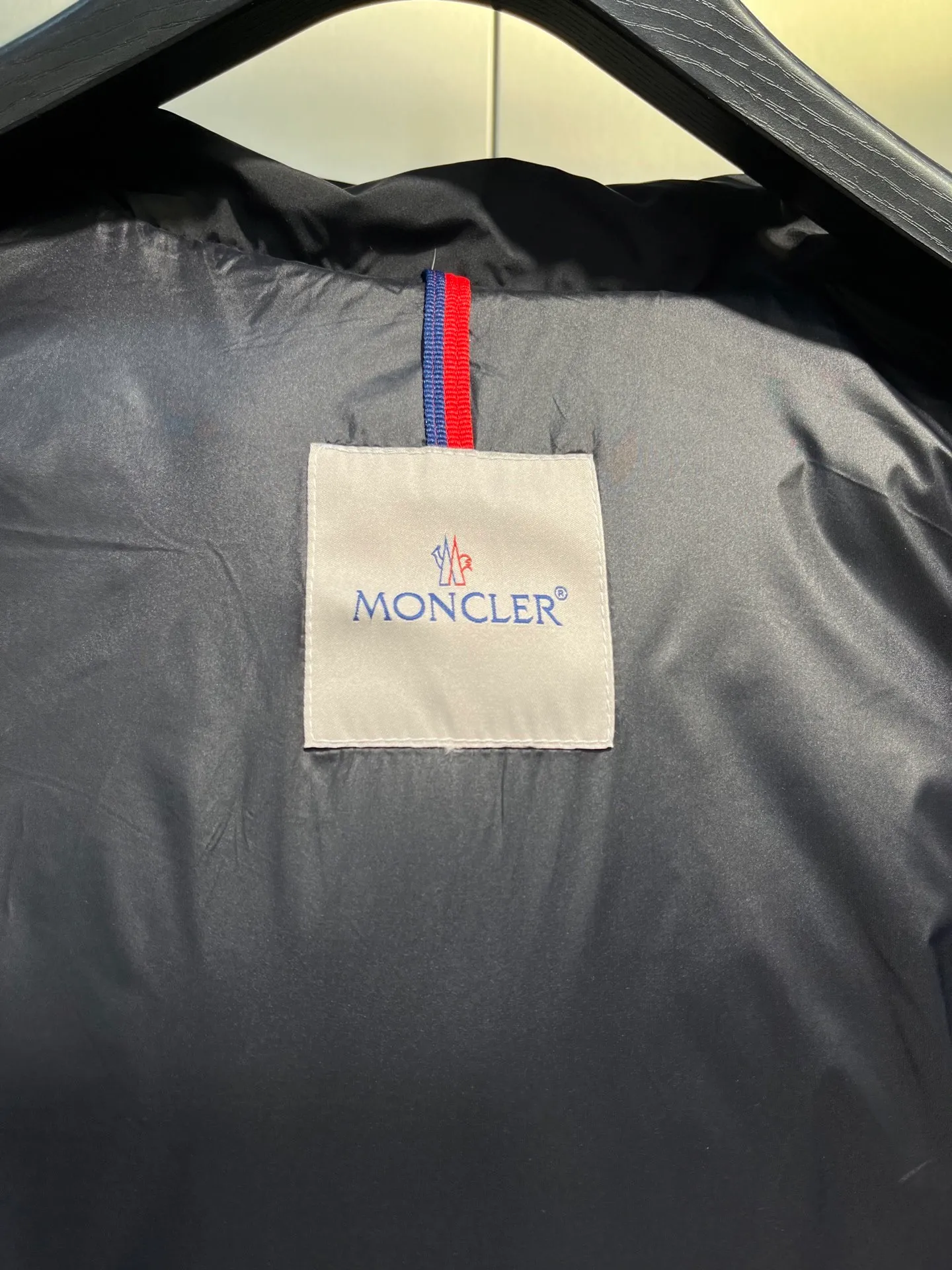 P880 Moncler Hanoverian matte matte long men's down jacket. 850+ fill power This Hanoverian men's long down jacket combines Moncler's classic aesthetics with excellent performance and protective features. The Hanoverian long down jacket is made of longue saison fabric and is designed with practical details to provide both warmth and protection. As a Moncler classic, this down jacket features a detachable hood and a front zipper placket that covers the windshield, significantly improving its protective performance. Details Made of longue saison fabric Longue saison lining Filled with down Removable hood Zipper and snap fastening Zippered pockets Patch pockets on sleeves Adjustable cuffs Drawstring hem Style: A85# Size: 1 2 3 4 5