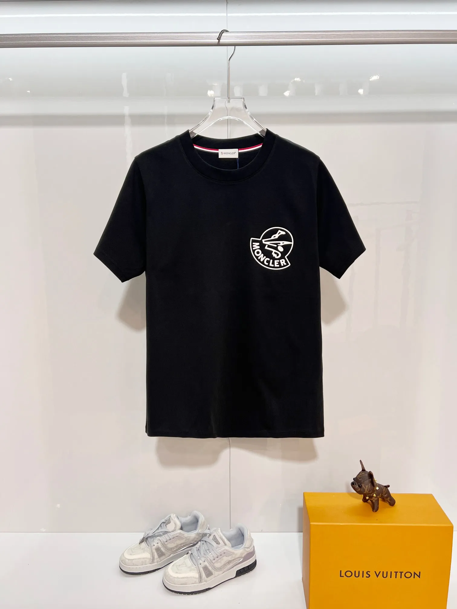 P150 MONCLER/Muzzled 300g pure cotton round neck short-sleeved T-shirt Brand classic Three-dimensional offset letter LOGO embossing process 2025ss official synchronization High version High quality Fashion personality Versatile trend Pure original quality Original fabric Hang tag Collar label Washed wheat Complete three standards Color: Black. White. Size: S M L XL XXL