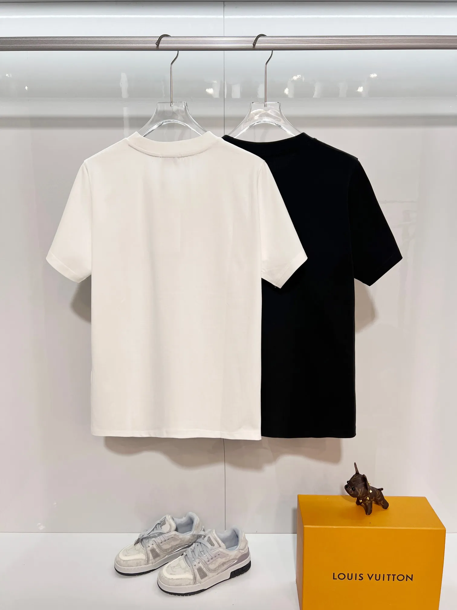 P150 MONCLER/Muzzled 300g pure cotton round neck short-sleeved T-shirt Brand classic Three-dimensional offset letter LOGO embossing process 2025ss official synchronization High version High quality Fashion personality Versatile trend Pure original quality Original fabric Hang tag Collar label Washed wheat Complete three standards Color: Black. White. Size: S M L XL XXL