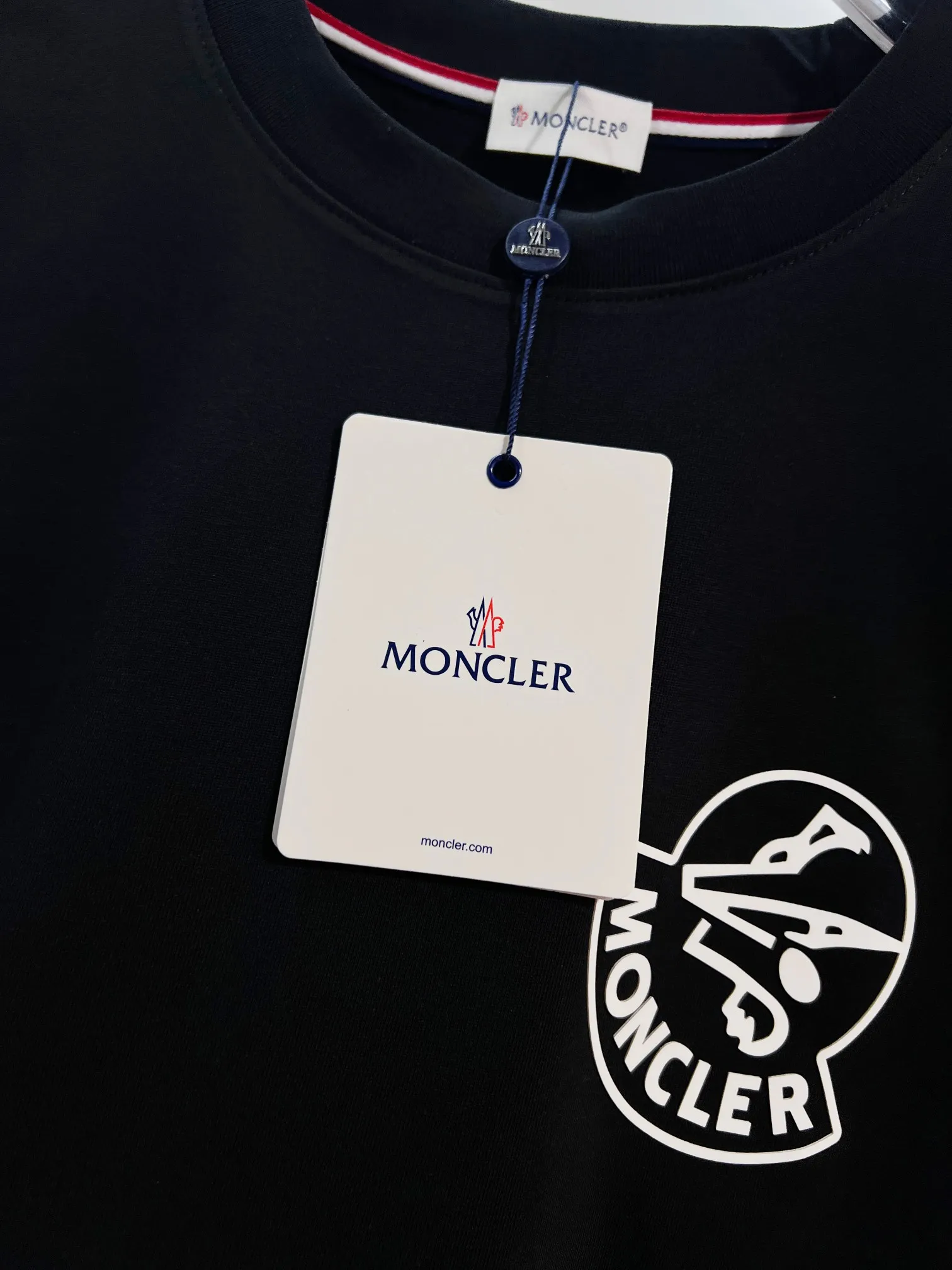 P150 MONCLER/Muzzled 300g pure cotton round neck short-sleeved T-shirt Brand classic Three-dimensional offset letter LOGO embossing process 2025ss official synchronization High version High quality Fashion personality Versatile trend Pure original quality Original fabric Hang tag Collar label Washed wheat Complete three standards Color: Black. White. Size: S M L XL XXL