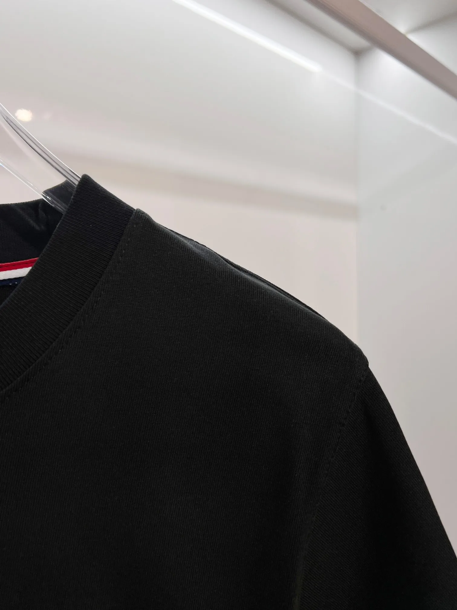 P150 MONCLER/Muzzled 300g pure cotton round neck short-sleeved T-shirt Brand classic Three-dimensional offset letter LOGO embossing process 2025ss official synchronization High version High quality Fashion personality Versatile trend Pure original quality Original fabric Hang tag Collar label Washed wheat Complete three standards Color: Black. White. Size: S M L XL XXL