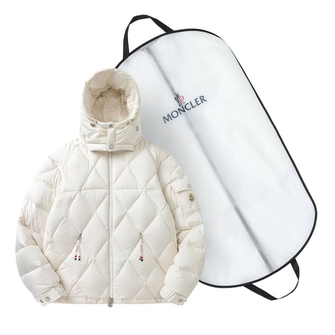 P920 with dust bag) Moncler/Moncler's new autumn and winter product vezere' goose down diamond check down jacket This down jacket is a basic warm item. This down jacket is equipped with a hood, which can be easily removed according to the weather. The jacket silhouette and sleeve patch pockets pay homage to the iconic Moner Maya down jacket. · Made of longue saison fabric · Lon lé ger brillant lining with 90% goose down filling Detachable and adjustable hood with zipper and snap button closure Zippered pockets Sleeves with patch pockets · Adjustable cuffs · Drawstring hem Unisex Color: Black Beige Sizes: 1-5