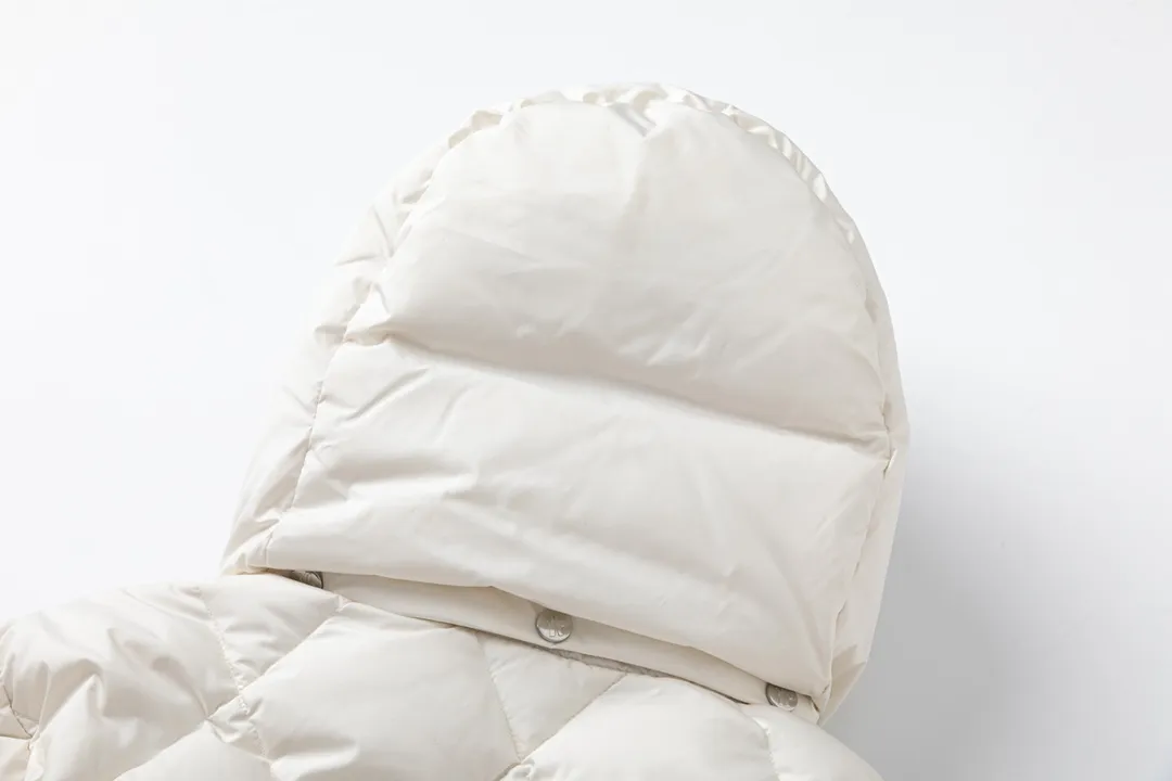 P920 with dust bag) Moncler/Moncler's new autumn and winter product vezere' goose down diamond check down jacket This down jacket is a basic warm item. This down jacket is equipped with a hood, which can be easily removed according to the weather. The jacket silhouette and sleeve patch pockets pay homage to the iconic Moner Maya down jacket. · Made of longue saison fabric · Lon lé ger brillant lining with 90% goose down filling Detachable and adjustable hood with zipper and snap button closure Zippered pockets Sleeves with patch pockets · Adjustable cuffs · Drawstring hem Unisex Color: Black Beige Sizes: 1-5