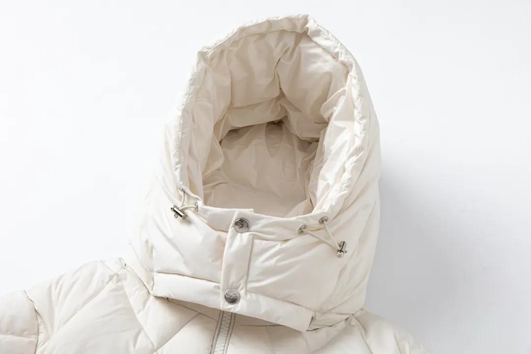 P920 with dust bag) Moncler/Moncler's new autumn and winter product vezere' goose down diamond check down jacket This down jacket is a basic warm item. This down jacket is equipped with a hood, which can be easily removed according to the weather. The jacket silhouette and sleeve patch pockets pay homage to the iconic Moner Maya down jacket. · Made of longue saison fabric · Lon lé ger brillant lining with 90% goose down filling Detachable and adjustable hood with zipper and snap button closure Zippered pockets Sleeves with patch pockets · Adjustable cuffs · Drawstring hem Unisex Color: Black Beige Sizes: 1-5