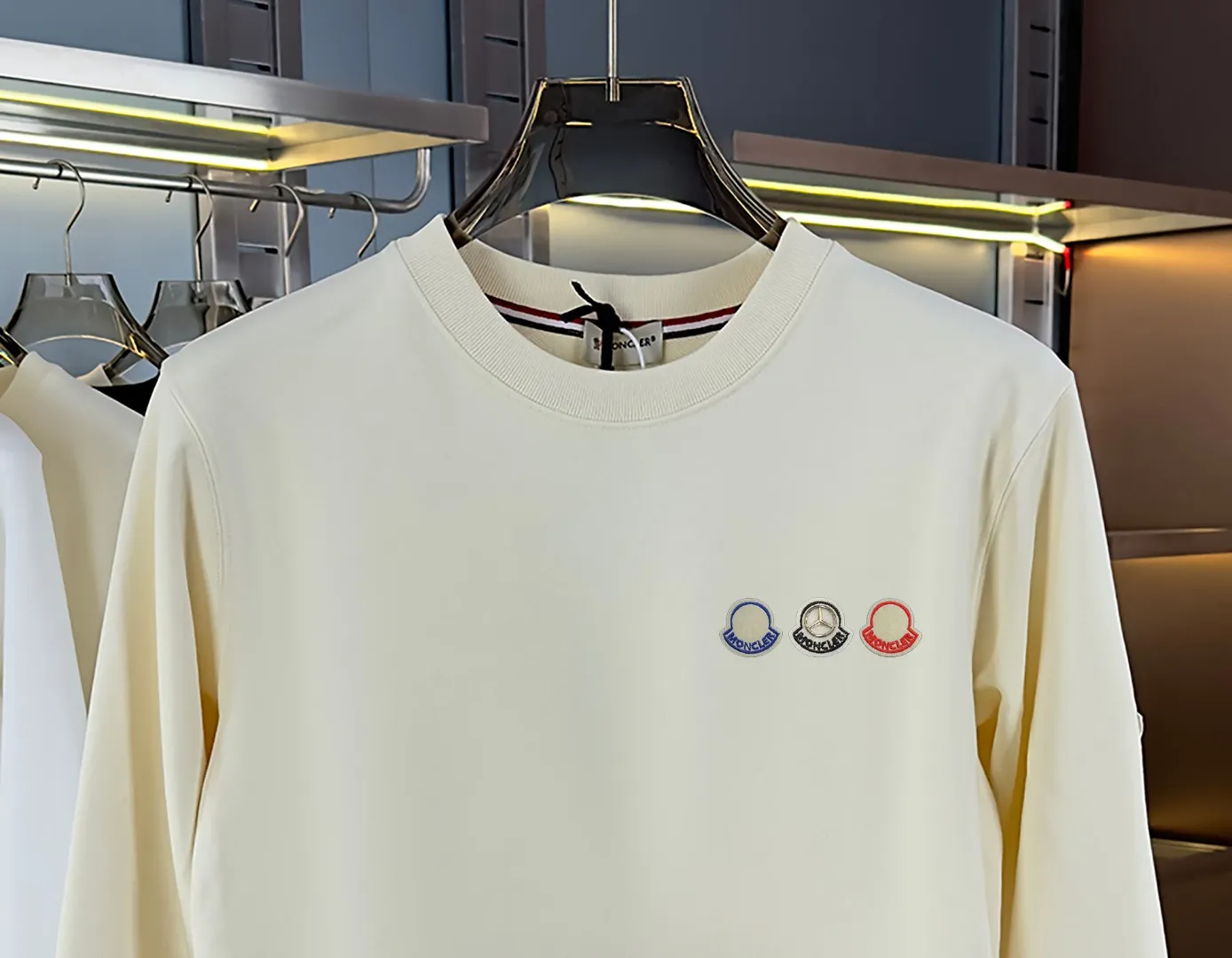 P210 high version sweatshirt) 📦With exclusive picture packaging📦 [Long-term ready stock] Upgraded version "Mobile phone smart sensor ~ NFC chip armband ~ Direct access to the official website anti-counterfeiting" 〖 𝐌𝐎𝐍𝐂𝐋𝐄𝐑 ~ Mouth covering〗 2025 new high quality, using 450g heavyweight fabric Different from the market currency, you can mix and match everything at will and you will be handsome😎The whole clothes is made of double waistcoats. The double waistcoats make the whole dress more three-dimensional. It is not an ordinary factory that can do such fine work. 2025 autumn and winter new style, on sale at the counter, exquisite printed round neck terry sweatshirt. High-end double-ply cotton. Customized stretch ribs are dyed in the same vat. Three standards are complete. It is matched with digital printing patterns and is very breathable. Same style for men and women. Color: black, white, apricot. Size: S M L XL 2XL