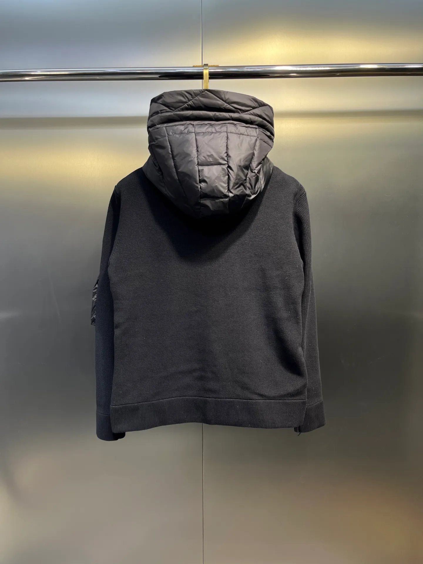 P780 moncler 🌟 2074 autumn and winter new style 🆕 knitted down jacket. Original 1:1 customized hardware accessories, all imported and original customization. Welcome to compare at the counter. Absolutely high quality. Use top 90 white duck down. Super soft, full and fluffy. Super heavy workmanship. Fabric workmanship. 👍Perfect version. Note⚠The fabric is super comfortable. Exclusive model. Non-market goods. Same sizes for men and women.  Size M to XXXL