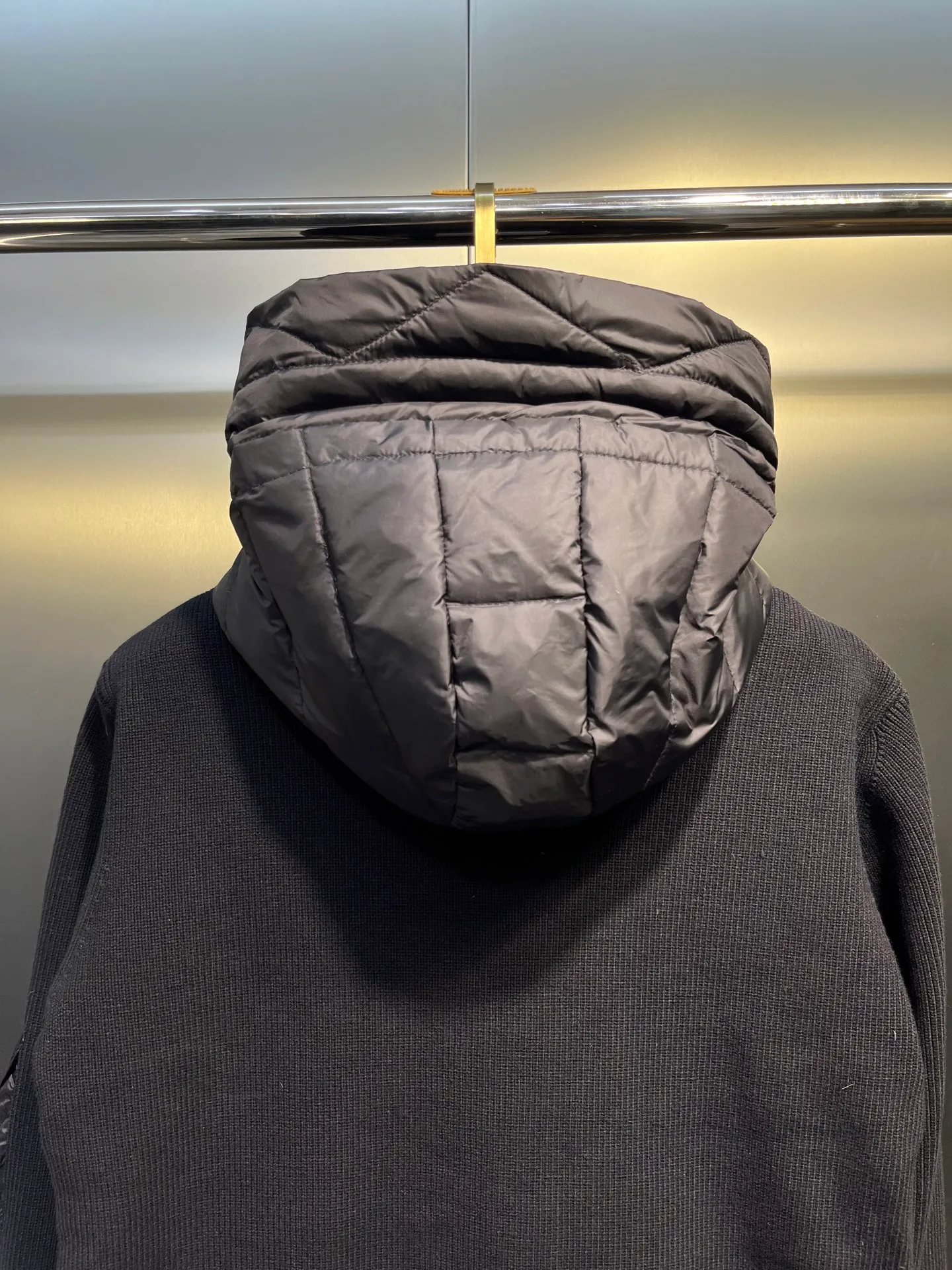 P780 moncler 🌟 2074 autumn and winter new style 🆕 knitted down jacket. Original 1:1 customized hardware accessories, all imported and original customization. Welcome to compare at the counter. Absolutely high quality. Use top 90 white duck down. Super soft, full and fluffy. Super heavy workmanship. Fabric workmanship. 👍Perfect version. Note⚠The fabric is super comfortable. Exclusive model. Non-market goods. Same sizes for men and women.  Size M to XXXL