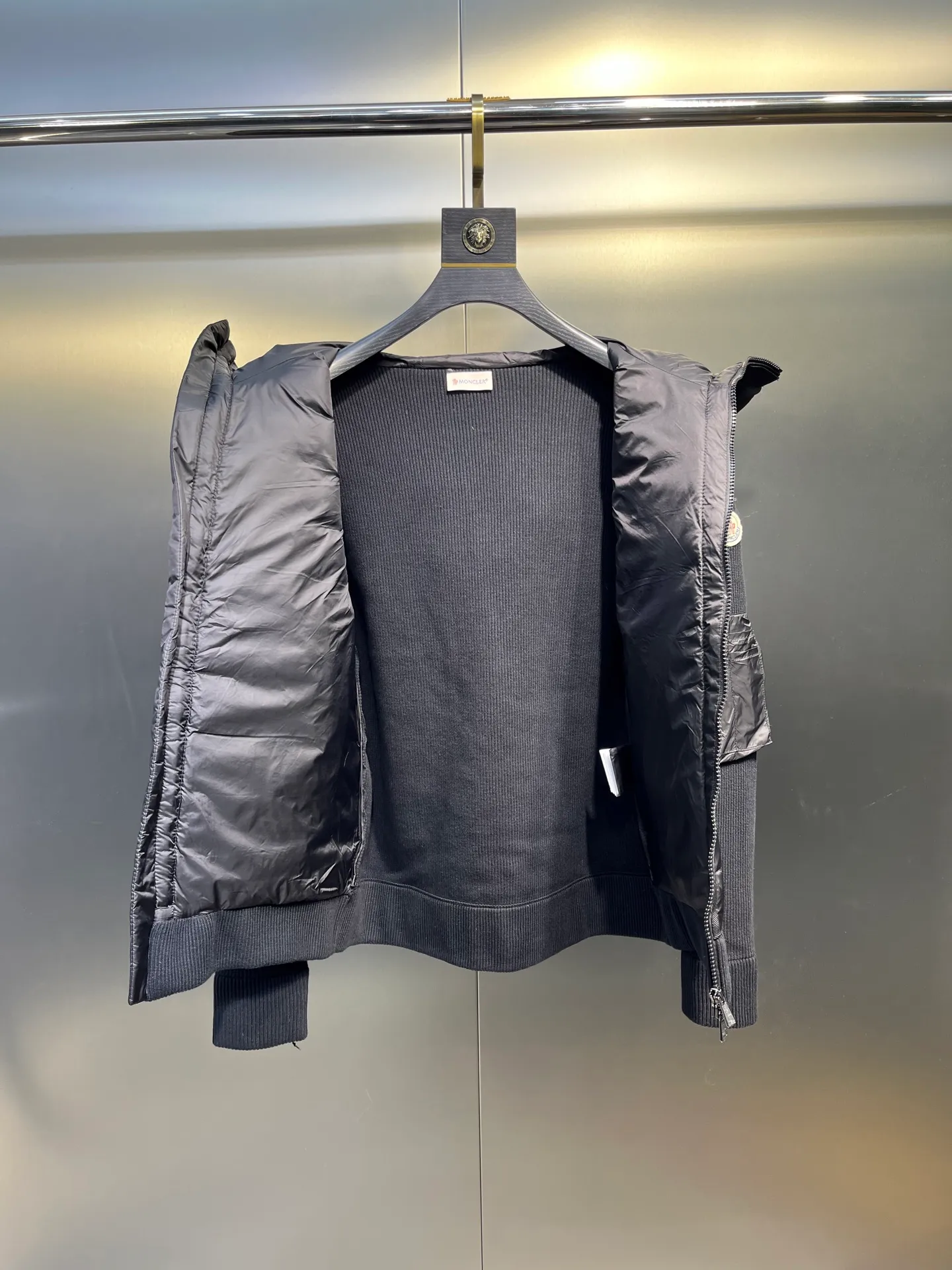 P780 moncler 🌟 2074 autumn and winter new style 🆕 knitted down jacket. Original 1:1 customized hardware accessories, all imported and original customization. Welcome to compare at the counter. Absolutely high quality. Use top 90 white duck down. Super soft, full and fluffy. Super heavy workmanship. Fabric workmanship. 👍Perfect version. Note⚠The fabric is super comfortable. Exclusive model. Non-market goods. Same sizes for men and women.  Size M to XXXL