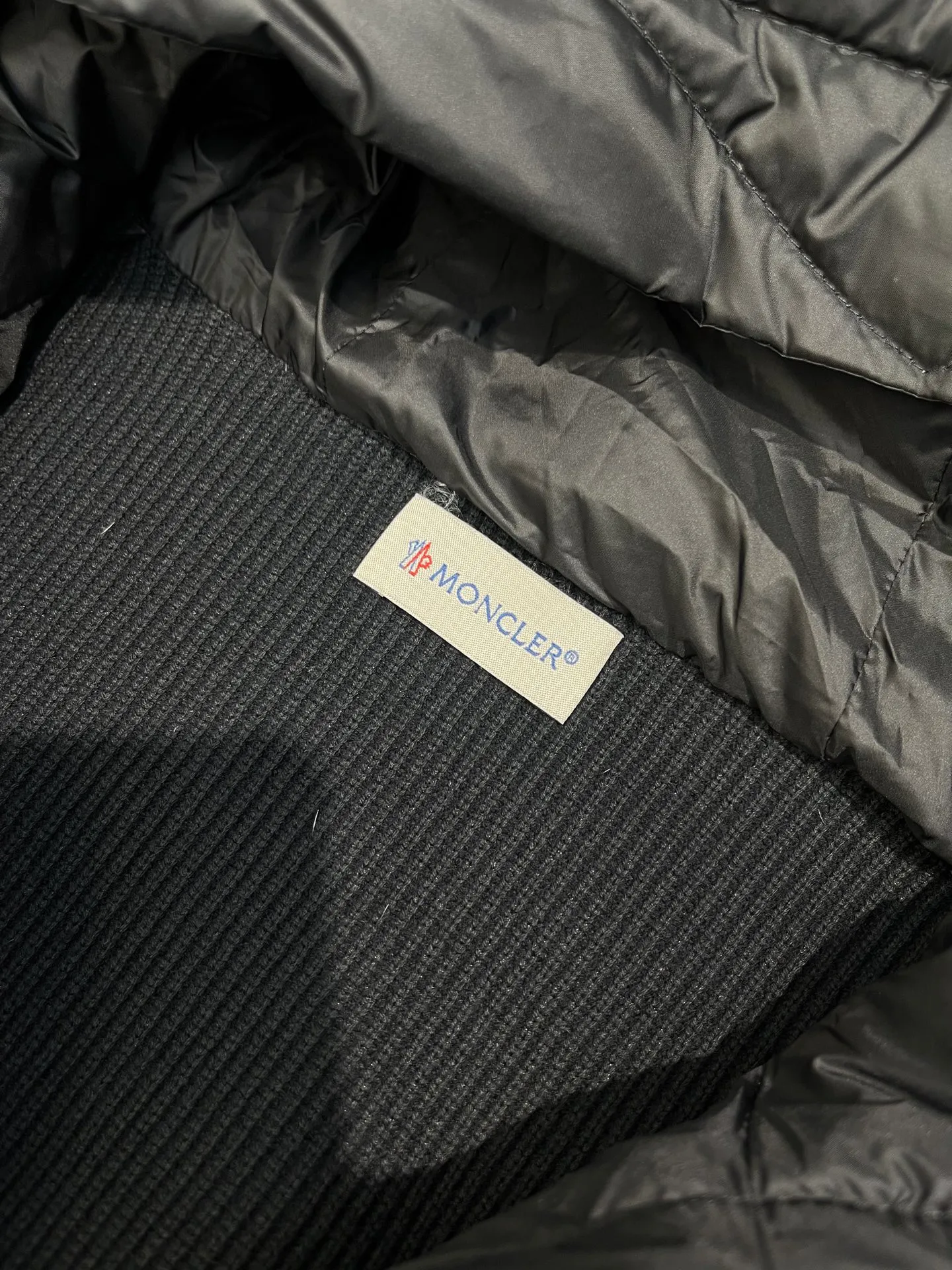 P780 moncler 🌟 2074 autumn and winter new style 🆕 knitted down jacket. Original 1:1 customized hardware accessories, all imported and original customization. Welcome to compare at the counter. Absolutely high quality. Use top 90 white duck down. Super soft, full and fluffy. Super heavy workmanship. Fabric workmanship. 👍Perfect version. Note⚠The fabric is super comfortable. Exclusive model. Non-market goods. Same sizes for men and women.  Size M to XXXL
