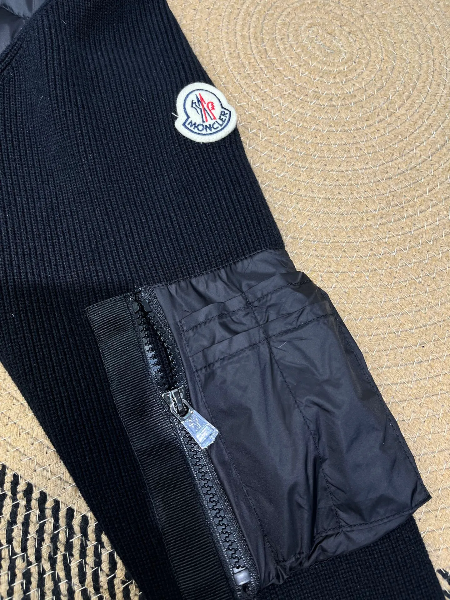 P780 moncler 🌟 2074 autumn and winter new style 🆕 knitted down jacket. Original 1:1 customized hardware accessories, all imported and original customization. Welcome to compare at the counter. Absolutely high quality. Use top 90 white duck down. Super soft, full and fluffy. Super heavy workmanship. Fabric workmanship. 👍Perfect version. Note⚠The fabric is super comfortable. Exclusive model. Non-market goods. Same sizes for men and women.  Size M to XXXL