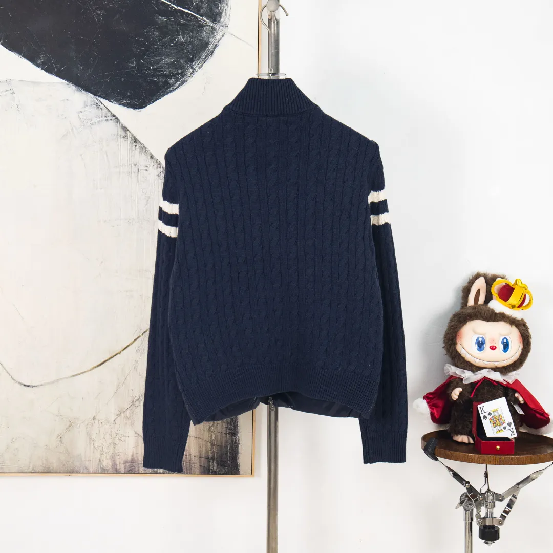 P660 zp version [exclusive supply] 2025 autumn and winter new style🆕down jacket top purchasing version MONCLER wool splicing sleeves, same style for men and women, down jacket jacket MONCLER/Moncler/mask new style. Each down jacket has been processed through at least 150 processes. The maximum fill power can reach 800➕ to make the wear warmer. 5A level standard. Use German anti-down needles up to 11 stitches every three centimeters. Precision sewing. Sleeve LOGO mark: The sleeve LOGO mark is made of wool, and the embroidery is made by Japanese Tajima machine. NFC chip: Both the sleeve wool embroidery mark and the inner wash mark can verify the NFC chip. Fabric: Light waterproof and breathable nylon cloth. Filling: 90% white duck down. Made of the best cloud velvet. Very high fluffy and very warm. Zipper: electroplated engraved logo zipper consistent with the original version. Embroidery: made by Japanese Tajima embroidery machine. Accessories: main label. Wash label. Tags and packaging are all original and complete Color: blue black Size: S M L XL 2XL Number: MM10601