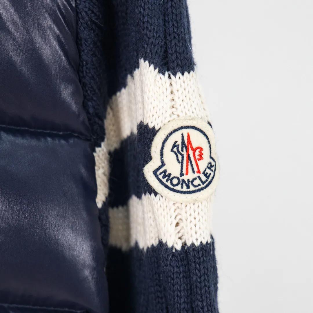 P660 zp version [exclusive supply] 2025 autumn and winter new style🆕down jacket top purchasing version MONCLER wool splicing sleeves, same style for men and women, down jacket jacket MONCLER/Moncler/mask new style. Each down jacket has been processed through at least 150 processes. The maximum fill power can reach 800➕ to make the wear warmer. 5A level standard. Use German anti-down needles up to 11 stitches every three centimeters. Precision sewing. Sleeve LOGO mark: The sleeve LOGO mark is made of wool, and the embroidery is made by Japanese Tajima machine. NFC chip: Both the sleeve wool embroidery mark and the inner wash mark can verify the NFC chip. Fabric: Light waterproof and breathable nylon cloth. Filling: 90% white duck down. Made of the best cloud velvet. Very high fluffy and very warm. Zipper: electroplated engraved logo zipper consistent with the original version. Embroidery: made by Japanese Tajima embroidery machine. Accessories: main label. Wash label. Tags and packaging are all original and complete Color: blue black Size: S M L XL 2XL Number: MM10601