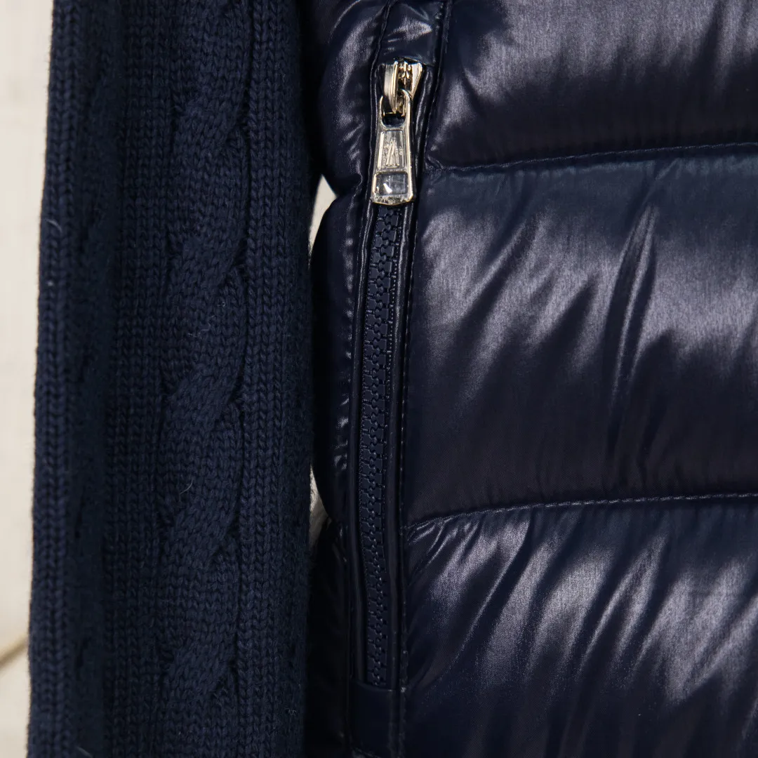 P660 zp version [exclusive supply] 2025 autumn and winter new style🆕down jacket top purchasing version MONCLER wool splicing sleeves, same style for men and women, down jacket jacket MONCLER/Moncler/mask new style. Each down jacket has been processed through at least 150 processes. The maximum fill power can reach 800➕ to make the wear warmer. 5A level standard. Use German anti-down needles up to 11 stitches every three centimeters. Precision sewing. Sleeve LOGO mark: The sleeve LOGO mark is made of wool, and the embroidery is made by Japanese Tajima machine. NFC chip: Both the sleeve wool embroidery mark and the inner wash mark can verify the NFC chip. Fabric: Light waterproof and breathable nylon cloth. Filling: 90% white duck down. Made of the best cloud velvet. Very high fluffy and very warm. Zipper: electroplated engraved logo zipper consistent with the original version. Embroidery: made by Japanese Tajima embroidery machine. Accessories: main label. Wash label. Tags and packaging are all original and complete Color: blue black Size: S M L XL 2XL Number: MM10601