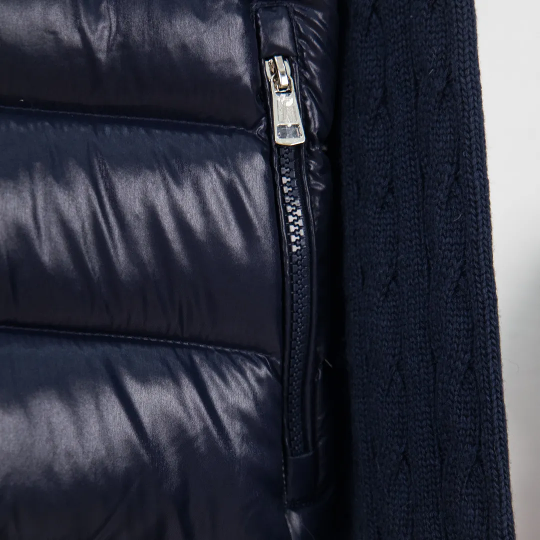 P660 zp version [exclusive supply] 2025 autumn and winter new style🆕down jacket top purchasing version MONCLER wool splicing sleeves, same style for men and women, down jacket jacket MONCLER/Moncler/mask new style. Each down jacket has been processed through at least 150 processes. The maximum fill power can reach 800➕ to make the wear warmer. 5A level standard. Use German anti-down needles up to 11 stitches every three centimeters. Precision sewing. Sleeve LOGO mark: The sleeve LOGO mark is made of wool, and the embroidery is made by Japanese Tajima machine. NFC chip: Both the sleeve wool embroidery mark and the inner wash mark can verify the NFC chip. Fabric: Light waterproof and breathable nylon cloth. Filling: 90% white duck down. Made of the best cloud velvet. Very high fluffy and very warm. Zipper: electroplated engraved logo zipper consistent with the original version. Embroidery: made by Japanese Tajima embroidery machine. Accessories: main label. Wash label. Tags and packaging are all original and complete Color: blue black Size: S M L XL 2XL Number: MM10601