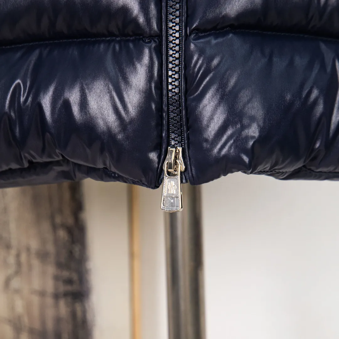 P660 zp version [exclusive supply] 2025 autumn and winter new style🆕down jacket top purchasing version MONCLER wool splicing sleeves, same style for men and women, down jacket jacket MONCLER/Moncler/mask new style. Each down jacket has been processed through at least 150 processes. The maximum fill power can reach 800➕ to make the wear warmer. 5A level standard. Use German anti-down needles up to 11 stitches every three centimeters. Precision sewing. Sleeve LOGO mark: The sleeve LOGO mark is made of wool, and the embroidery is made by Japanese Tajima machine. NFC chip: Both the sleeve wool embroidery mark and the inner wash mark can verify the NFC chip. Fabric: Light waterproof and breathable nylon cloth. Filling: 90% white duck down. Made of the best cloud velvet. Very high fluffy and very warm. Zipper: electroplated engraved logo zipper consistent with the original version. Embroidery: made by Japanese Tajima embroidery machine. Accessories: main label. Wash label. Tags and packaging are all original and complete Color: blue black Size: S M L XL 2XL Number: MM10601