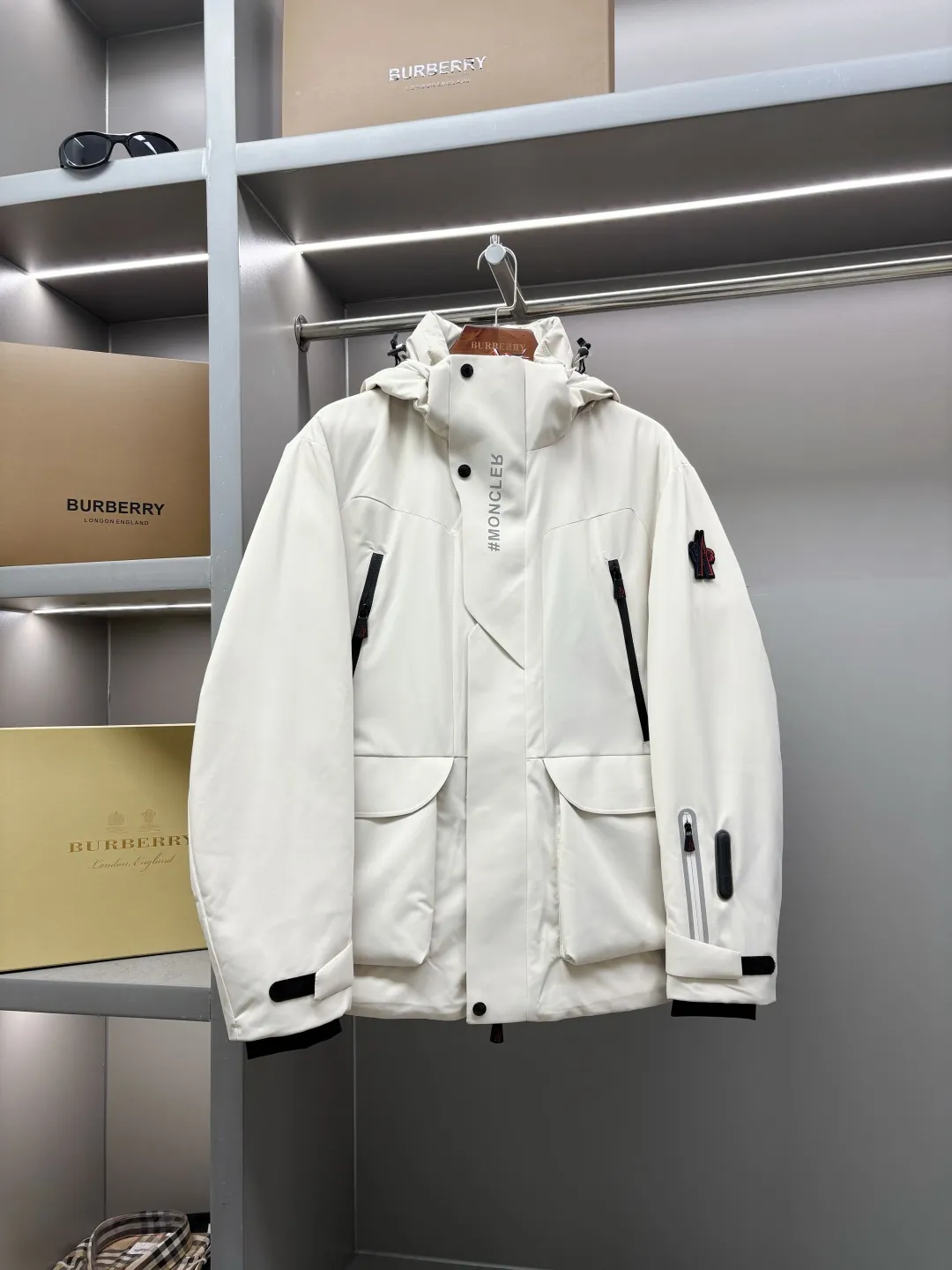P1160 Moncler men's outdoor casual hooded down jacket. High-end and light luxury fashion style, practical and versatile style. The upper body is light, comfortable and stylish, light and warm without being bulky. It is especially favored by men of different ages. Men's outdoor hooded down jacket is designed with classic lamination technology. It is a practical item for cold weather. It gives you the most comfortable warmth this winter. The upper body is light, warm and handsome! The outer layer of the down jacket is made of high-quality 100% nylon fabric and is filled with 90% white goose down. The down jacket provides warmth and protection without losing fashion style. The streamlined silhouette combines luxurious style and comfortable texture. The sleeve arms are classic and exquisite, like the MON logo and the scissors logo! The placket is simple and elegant, with imported YKK waterproof zippers. Intimate diagonal pockets on both sides of the body are equipped with zippers, and the hem is tightened with ribbed adjustable buckles. The down jacket is made of lightweight micro chic fabric. This hooded jacket comes in classic colors and is a practical design item that is easy to match in a man's wardrobe. Size: M-XXXL Color: Black Beige