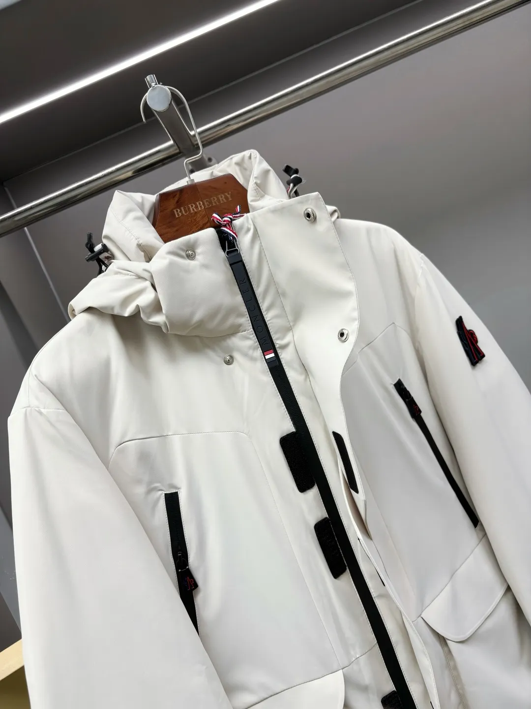 P1160 Moncler men's outdoor casual hooded down jacket. High-end and light luxury fashion style, practical and versatile style. The upper body is light, comfortable and stylish, light and warm without being bulky. It is especially favored by men of different ages. Men's outdoor hooded down jacket is designed with classic lamination technology. It is a practical item for cold weather. It gives you the most comfortable warmth this winter. The upper body is light, warm and handsome! The outer layer of the down jacket is made of high-quality 100% nylon fabric and is filled with 90% white goose down. The down jacket provides warmth and protection without losing fashion style. The streamlined silhouette combines luxurious style and comfortable texture. The sleeve arms are classic and exquisite, like the MON logo and the scissors logo! The placket is simple and elegant, with imported YKK waterproof zippers. Intimate diagonal pockets on both sides of the body are equipped with zippers, and the hem is tightened with ribbed adjustable buckles. The down jacket is made of lightweight micro chic fabric. This hooded jacket comes in classic colors and is a practical design item that is easy to match in a man's wardrobe. Size: M-XXXL Color: Black Beige
