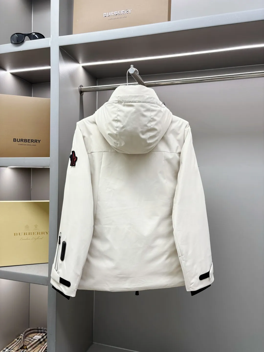 P1160 Moncler men's outdoor casual hooded down jacket. High-end and light luxury fashion style, practical and versatile style. The upper body is light, comfortable and stylish, light and warm without being bulky. It is especially favored by men of different ages. Men's outdoor hooded down jacket is designed with classic lamination technology. It is a practical item for cold weather. It gives you the most comfortable warmth this winter. The upper body is light, warm and handsome! The outer layer of the down jacket is made of high-quality 100% nylon fabric and is filled with 90% white goose down. The down jacket provides warmth and protection without losing fashion style. The streamlined silhouette combines luxurious style and comfortable texture. The sleeve arms are classic and exquisite, like the MON logo and the scissors logo! The placket is simple and elegant, with imported YKK waterproof zippers. Intimate diagonal pockets on both sides of the body are equipped with zippers, and the hem is tightened with ribbed adjustable buckles. The down jacket is made of lightweight micro chic fabric. This hooded jacket comes in classic colors and is a practical design item that is easy to match in a man's wardrobe. Size: M-XXXL Color: Black Beige