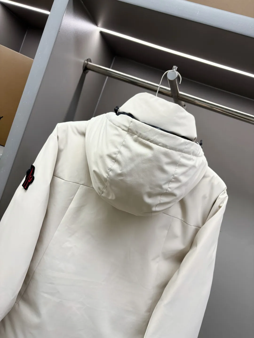 P1160 Moncler men's outdoor casual hooded down jacket. High-end and light luxury fashion style, practical and versatile style. The upper body is light, comfortable and stylish, light and warm without being bulky. It is especially favored by men of different ages. Men's outdoor hooded down jacket is designed with classic lamination technology. It is a practical item for cold weather. It gives you the most comfortable warmth this winter. The upper body is light, warm and handsome! The outer layer of the down jacket is made of high-quality 100% nylon fabric and is filled with 90% white goose down. The down jacket provides warmth and protection without losing fashion style. The streamlined silhouette combines luxurious style and comfortable texture. The sleeve arms are classic and exquisite, like the MON logo and the scissors logo! The placket is simple and elegant, with imported YKK waterproof zippers. Intimate diagonal pockets on both sides of the body are equipped with zippers, and the hem is tightened with ribbed adjustable buckles. The down jacket is made of lightweight micro chic fabric. This hooded jacket comes in classic colors and is a practical design item that is easy to match in a man's wardrobe. Size: M-XXXL Color: Black Beige