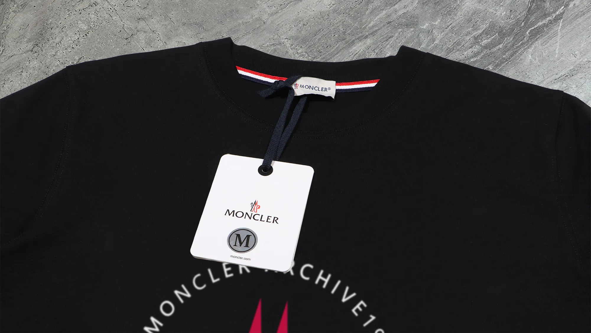 P210 High-version sweatshirt) [Long-term stock] 〖𝐌𝐎𝐍𝐂𝐋𝐄𝐑~Mask〗 Made of 440g heavy-weight fabric. It is different from the market currency. It can be matched with any variety and is properly handsome. 😎The whole dress is made of double waistcoats. The double waistcoats make the whole dress more three-dimensional. Not ordinary factories can do such fine work. 2025 Spring runway version of the T stage, on sale at the counter, round neck terry sweatshirt, high-end double-strand pure cotton, custom-made stretch ribs, dyed in the same vat, complete with three standards, matched with exquisite embroidered LOGO on the chest, simple and advanced, same style for men and women. Color: black, apricot, white, size: S M L XL 2XL