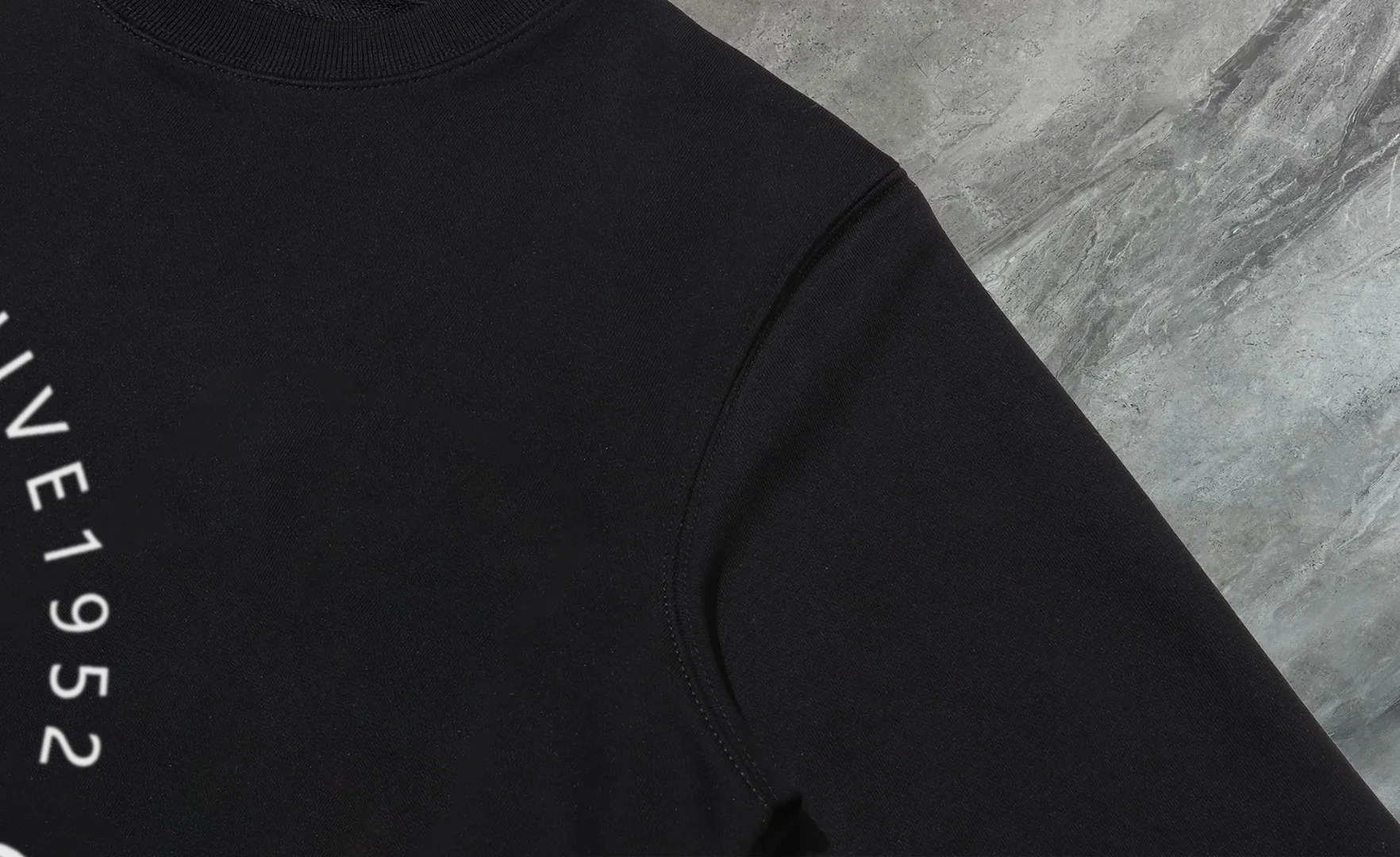 P210 High-version sweatshirt) [Long-term stock] 〖𝐌𝐎𝐍𝐂𝐋𝐄𝐑~Mask〗 Made of 440g heavy-weight fabric. It is different from the market currency. It can be matched with any variety and is properly handsome. 😎The whole dress is made of double waistcoats. The double waistcoats make the whole dress more three-dimensional. Not ordinary factories can do such fine work. 2025 Spring runway version of the T stage, on sale at the counter, round neck terry sweatshirt, high-end double-strand pure cotton, custom-made stretch ribs, dyed in the same vat, complete with three standards, matched with exquisite embroidered LOGO on the chest, simple and advanced, same style for men and women. Color: black, apricot, white, size: S M L XL 2XL