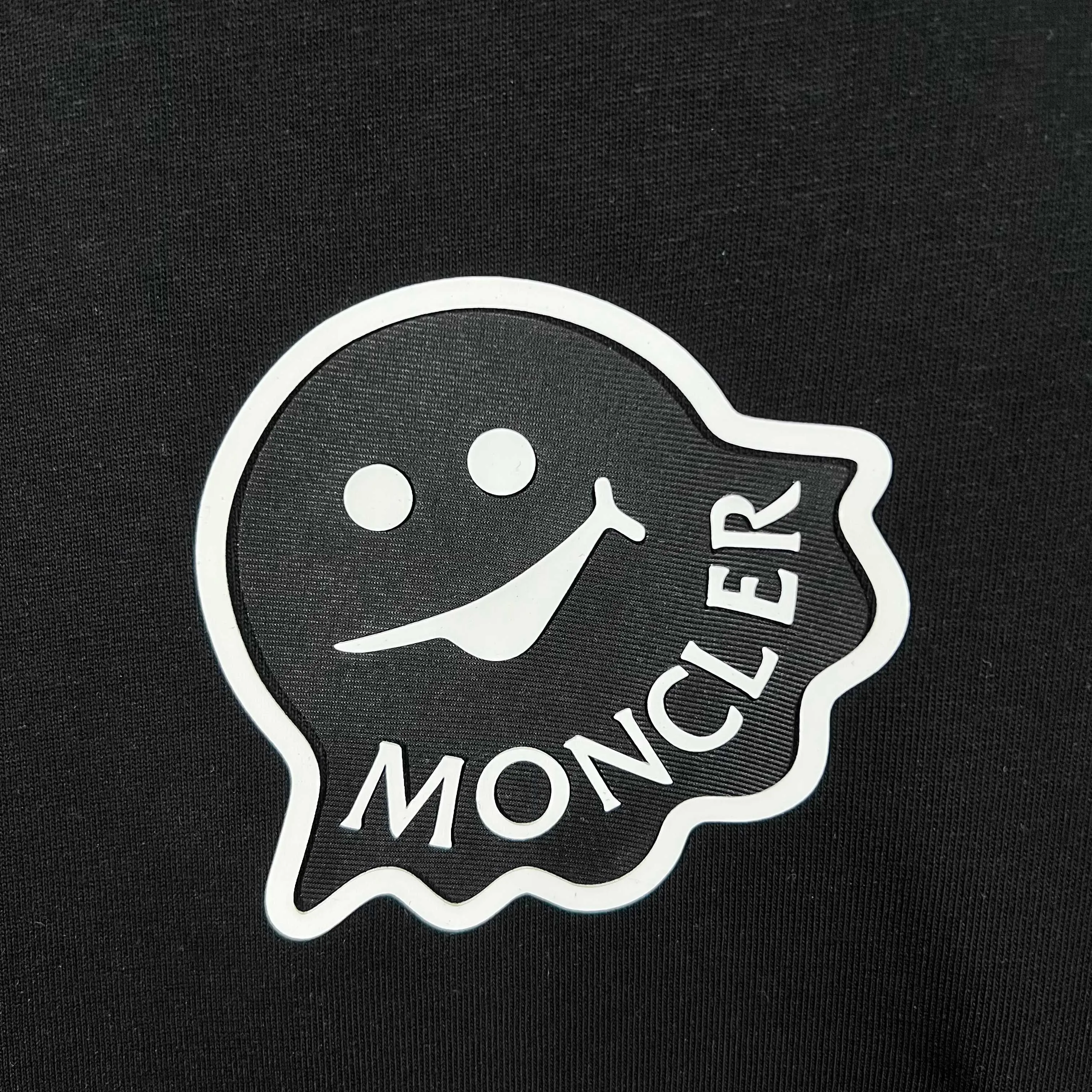 P150 MONCLER/muzzled 300g pure cotton round neck short-sleeved T-shirt. Brand classic. Three-dimensional monster offset letter LOGO embossing process. 2025ss official synchronization. High version. High quality. Fashionable personality. Versatile trend. Pure original quality. Original fabric. Tag. Collar label. Washed wheat. Three labels complete. Color: Black. White. Size: S M L XL XXL