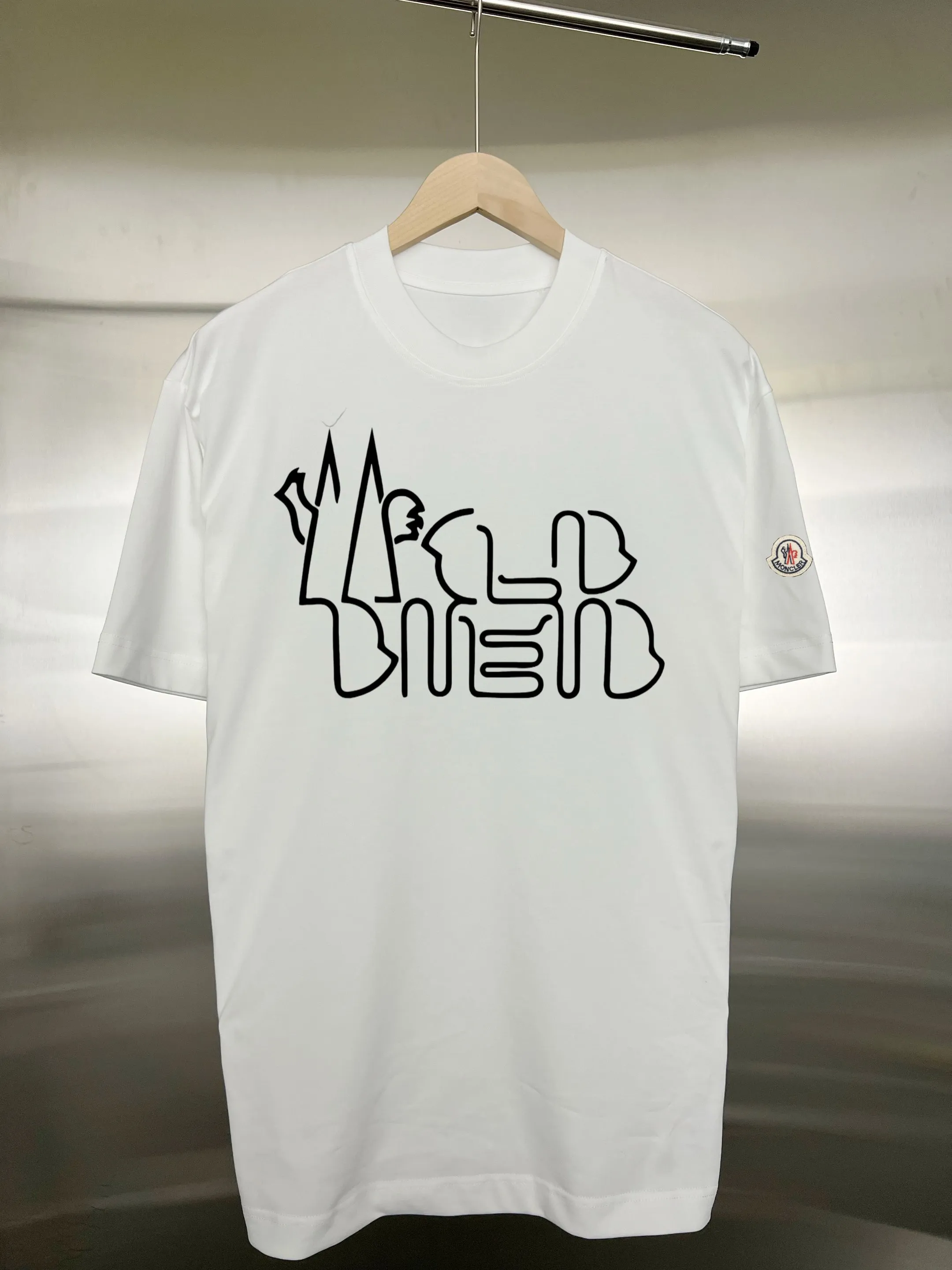 P130 Style: Moncler/muzzled short-sleeved T-shirt Fabric: 300g double yarn 100% cotton Rib: 320g Solona Process: Printing Color: White Black Size: S M L XL XXL No gender distinction, same style for men and women