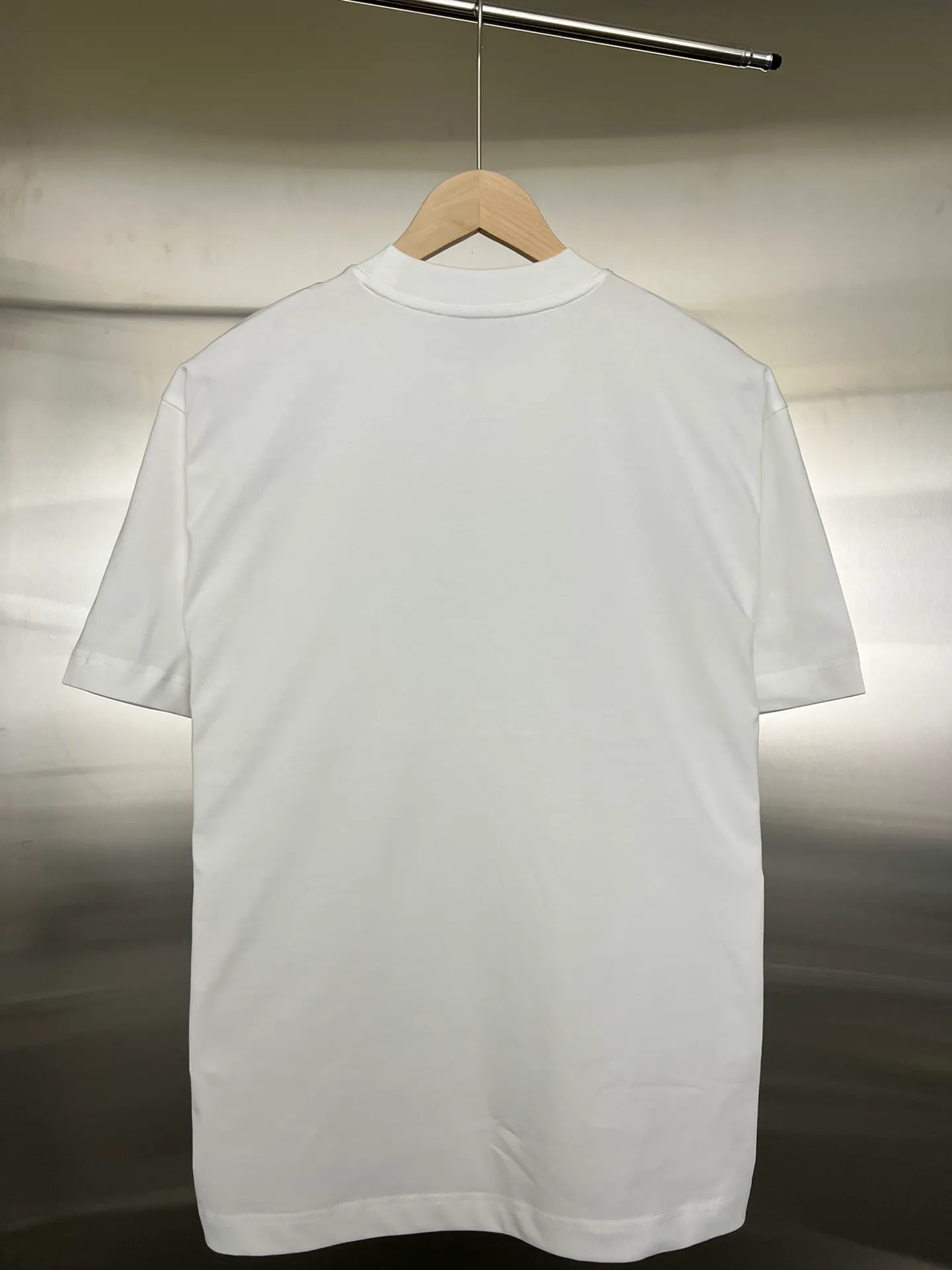 P130 Style: Moncler/muzzled short-sleeved T-shirt Fabric: 300g double yarn 100% cotton Rib: 320g Solona Process: Printing Color: White Black Size: S M L XL XXL No gender distinction, same style for men and women