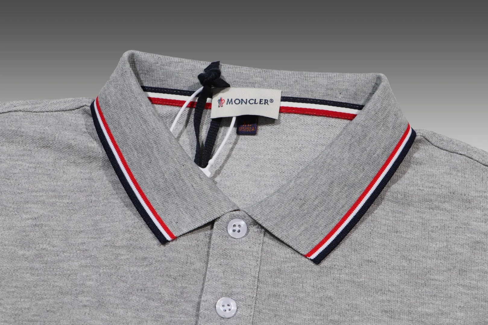 P190 Complete with three standards] MONCLER~ MONCLER 2024 summer new high-quality lapel short-sleeved POLO shirt, counter-customized fabric, high breathability and comfort, impeccable details, brand element design concept, reflecting high quality. It feels delicate and soft! It presents a casual cut and the upper body shape is great! The chest is filled with three-dimensional embroidery of the brand LOGO to highlight quality and luxury. Color: black/white Size: M~3XL