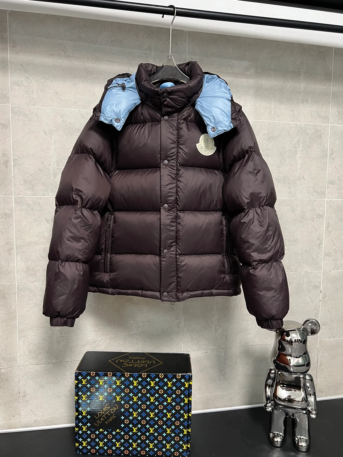 P840 Moncler Mouth Cyclone 2-in-1 Mouth Mouth New Autumn and Winter Down Jacket Stand-up collar, hooded and detachable sleeve design, one garment can be worn in a variety of styles, suitable for various looks; Made of custom-made windproof and rain-proof fabric, anti-wrinkle, anti-static and quick-drying, soft and skin-friendly, and extremely comfortable for the upper body; Stand-up collar and hooded design, combining business and leisure A down jacket; filled with 90% goose down, warm, fluffy and soft; made in brand factories, with impeccable quality and details; decorated with the brand logo on the chest, highly recognizable; a down jacket suitable for various occasions, with unparalleled warmth Size: 12345