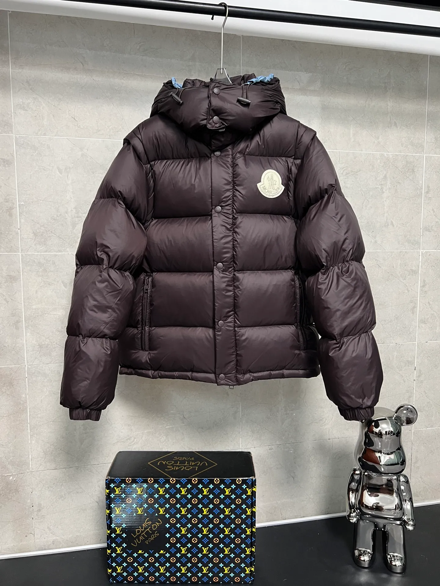 P840 Moncler Mouth Cyclone 2-in-1 Mouth Mouth New Autumn and Winter Down Jacket Stand-up collar, hooded and detachable sleeve design, one garment can be worn in a variety of styles, suitable for various looks; Made of custom-made windproof and rain-proof fabric, anti-wrinkle, anti-static and quick-drying, soft and skin-friendly, and extremely comfortable for the upper body; Stand-up collar and hooded design, combining business and leisure A down jacket; filled with 90% goose down, warm, fluffy and soft; made in brand factories, with impeccable quality and details; decorated with the brand logo on the chest, highly recognizable; a down jacket suitable for various occasions, with unparalleled warmth Size: 12345