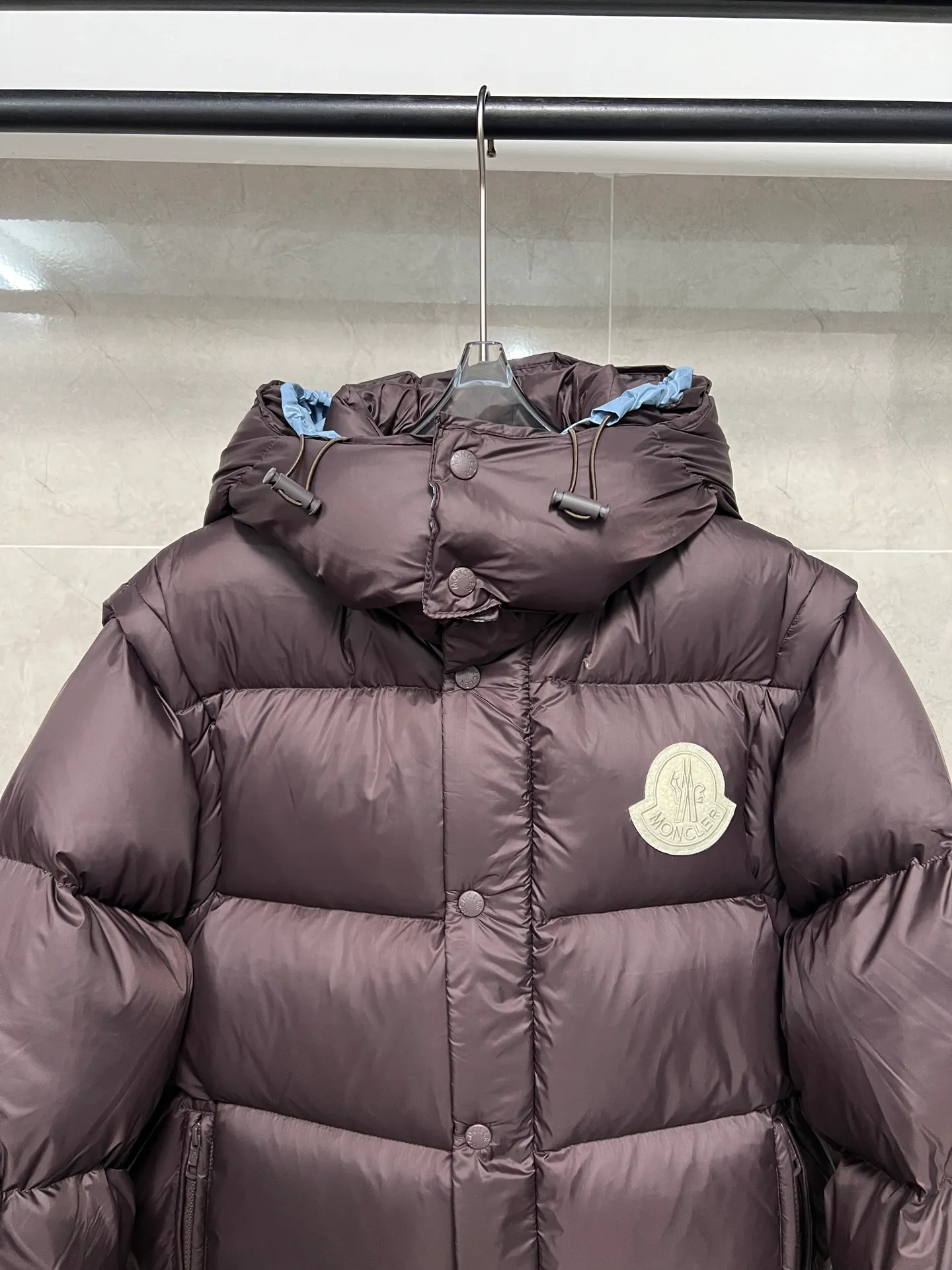 P840 Moncler Mouth Cyclone 2-in-1 Mouth Mouth New Autumn and Winter Down Jacket Stand-up collar, hooded and detachable sleeve design, one garment can be worn in a variety of styles, suitable for various looks; Made of custom-made windproof and rain-proof fabric, anti-wrinkle, anti-static and quick-drying, soft and skin-friendly, and extremely comfortable for the upper body; Stand-up collar and hooded design, combining business and leisure A down jacket; filled with 90% goose down, warm, fluffy and soft; made in brand factories, with impeccable quality and details; decorated with the brand logo on the chest, highly recognizable; a down jacket suitable for various occasions, with unparalleled warmth Size: 12345