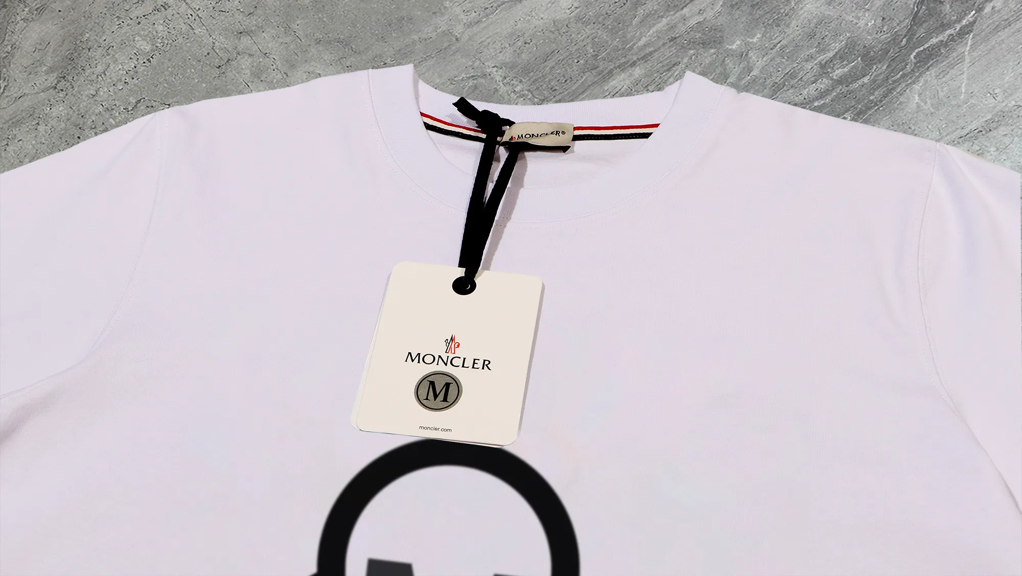 P210 High-version sweatshirt) [Long-term stock] 〖𝐌𝐎𝐍𝐂𝐋𝐄𝐑~Mask〗 Made of 440g heavy-weight fabric. It is different from the market currency. It can be matched with any variety and is properly handsome. 😎The whole dress is made of double waistcoats. The double waistcoats make the whole dress more three-dimensional. Not ordinary factories can do such fine work. 2025 Spring runway version of the T stage, on sale at the counter, round neck terry sweatshirt, high-end double-strand pure cotton, custom-made stretch ribs, dyed in the same vat, complete with three standards, matched with exquisite embroidered LOGO on the chest, simple and advanced, same style for men and women. Color: black, apricot, white, size: S M L XL 2XL