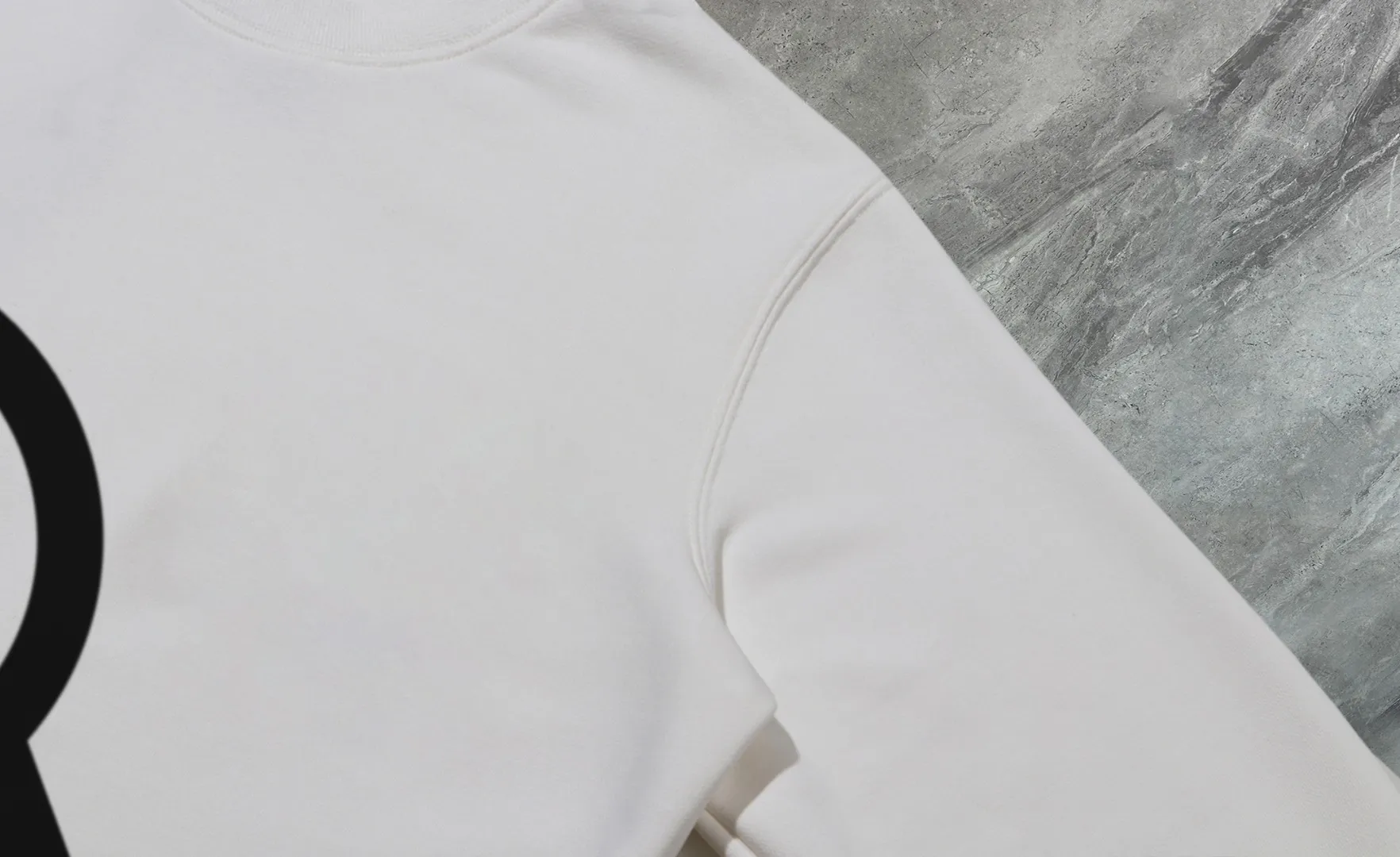P210 High-version sweatshirt) [Long-term stock] 〖𝐌𝐎𝐍𝐂𝐋𝐄𝐑~Mask〗 Made of 440g heavy-weight fabric. It is different from the market currency. It can be matched with any variety and is properly handsome. 😎The whole dress is made of double waistcoats. The double waistcoats make the whole dress more three-dimensional. Not ordinary factories can do such fine work. 2025 Spring runway version of the T stage, on sale at the counter, round neck terry sweatshirt, high-end double-strand pure cotton, custom-made stretch ribs, dyed in the same vat, complete with three standards, matched with exquisite embroidered LOGO on the chest, simple and advanced, same style for men and women. Color: black, apricot, white, size: S M L XL 2XL