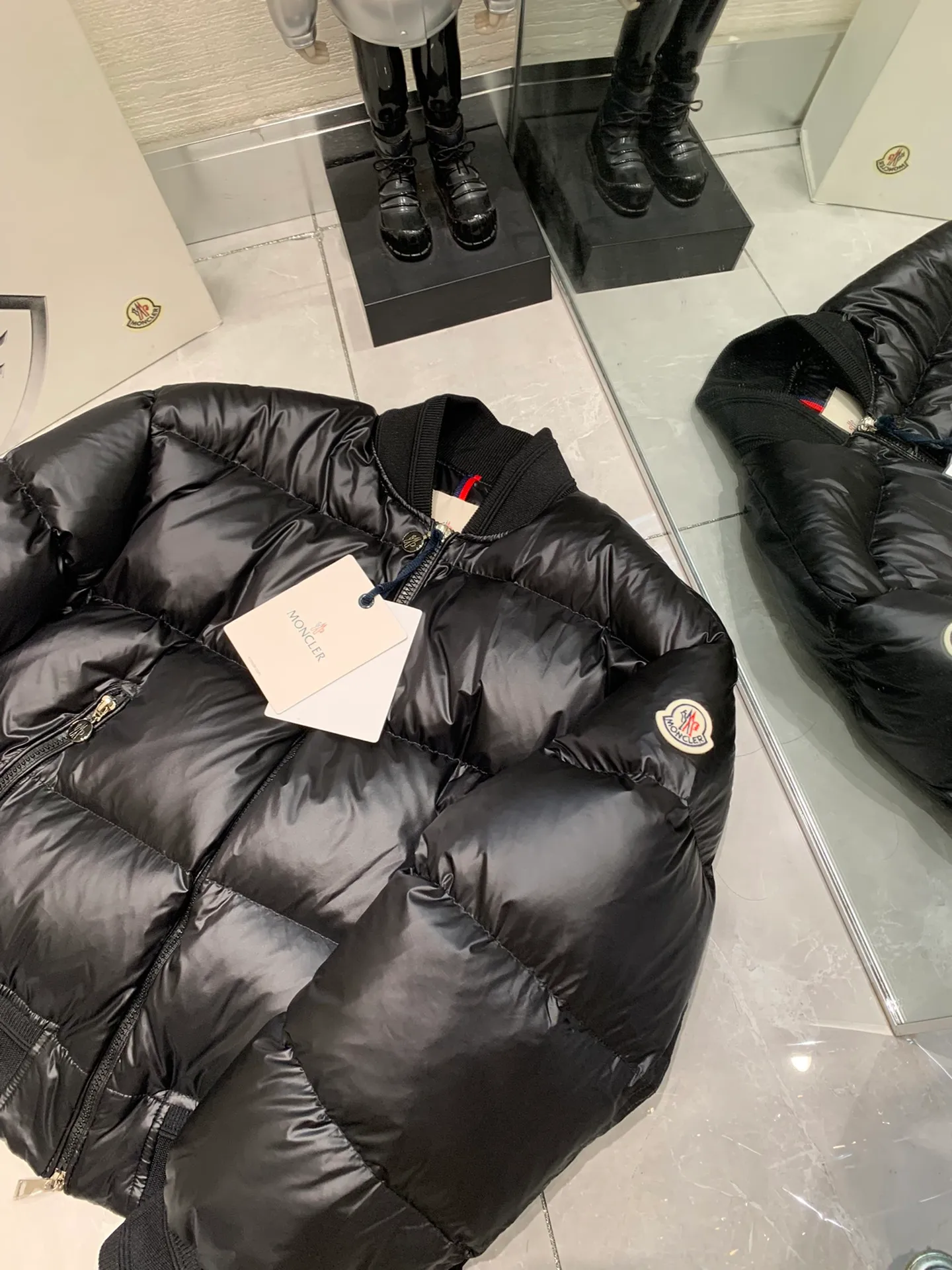 P640 Moncler Women's Merlat Quilted Soft Shell Fabric Down Bomber Jacket, the same style as Jolin Tsai, there are many purchasing agents, it is a very popular style, highly recommended. New products for early autumn: Merlat women's down jacket and bomber jacket. The Merlat women's down bomber jacket plays with clever colors and has a fashionable and energetic design to interpret the campus sports style. The Merlat down jacket features a new bomber jacket design, inspired by the American school wear of the 1960s. This short down jacket is made of longue saison fabric, which is both lightweight and warm. This padded bomber jacket comes in a pop of color that's easy to pair with monochromatic or color-blocked looks. (j02) Made of longue saison fabric Longue saison lining Filled with down Rib knit collar and cuffs Zipper closure Zippered pockets Fabric: 100% nylon; Lining: 100% nylon; Filling Down content: 90% white goose down; Except for trim;