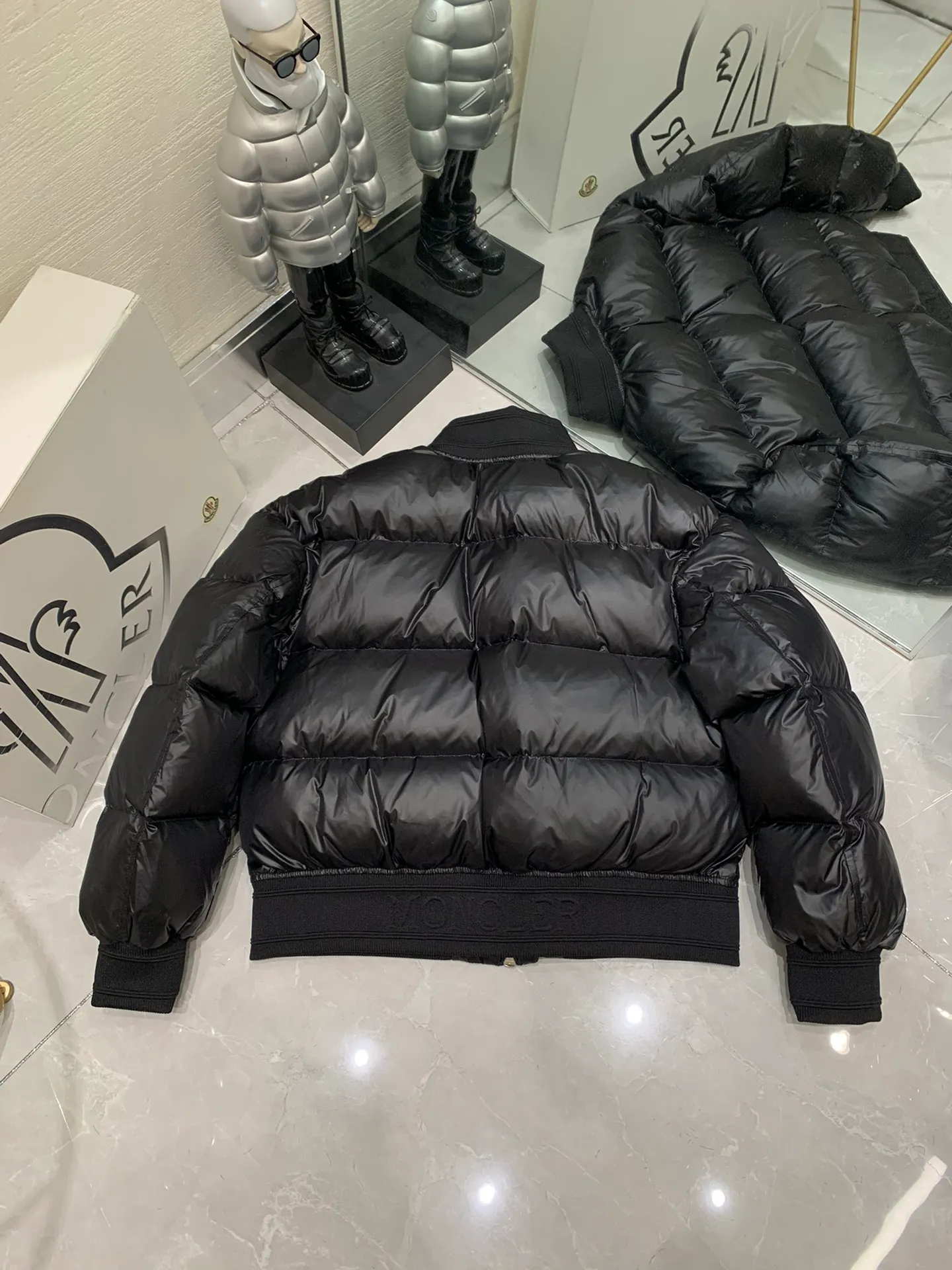 P640 Moncler Women's Merlat Quilted Soft Shell Fabric Down Bomber Jacket, the same style as Jolin Tsai, there are many purchasing agents, it is a very popular style, highly recommended. New products for early autumn: Merlat women's down jacket and bomber jacket. The Merlat women's down bomber jacket plays with clever colors and has a fashionable and energetic design to interpret the campus sports style. The Merlat down jacket features a new bomber jacket design, inspired by the American school wear of the 1960s. This short down jacket is made of longue saison fabric, which is both lightweight and warm. This padded bomber jacket comes in a pop of color that's easy to pair with monochromatic or color-blocked looks. (j02) Made of longue saison fabric Longue saison lining Filled with down Rib knit collar and cuffs Zipper closure Zippered pockets Fabric: 100% nylon; Lining: 100% nylon; Filling Down content: 90% white goose down; Except for trim;