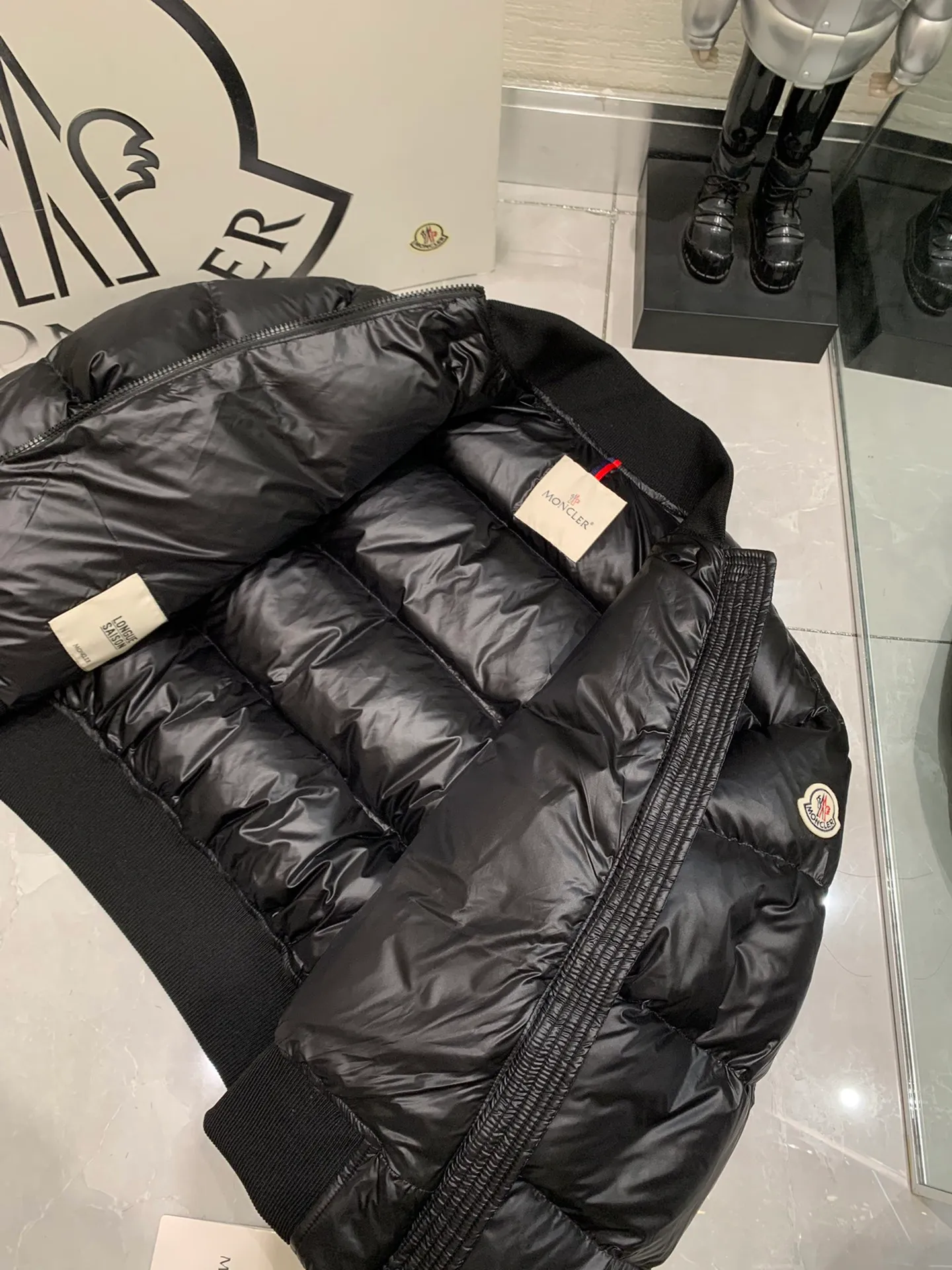 P640 Moncler Women's Merlat Quilted Soft Shell Fabric Down Bomber Jacket, the same style as Jolin Tsai, there are many purchasing agents, it is a very popular style, highly recommended. New products for early autumn: Merlat women's down jacket and bomber jacket. The Merlat women's down bomber jacket plays with clever colors and has a fashionable and energetic design to interpret the campus sports style. The Merlat down jacket features a new bomber jacket design, inspired by the American school wear of the 1960s. This short down jacket is made of longue saison fabric, which is both lightweight and warm. This padded bomber jacket comes in a pop of color that's easy to pair with monochromatic or color-blocked looks. (j02) Made of longue saison fabric Longue saison lining Filled with down Rib knit collar and cuffs Zipper closure Zippered pockets Fabric: 100% nylon; Lining: 100% nylon; Filling Down content: 90% white goose down; Except for trim;