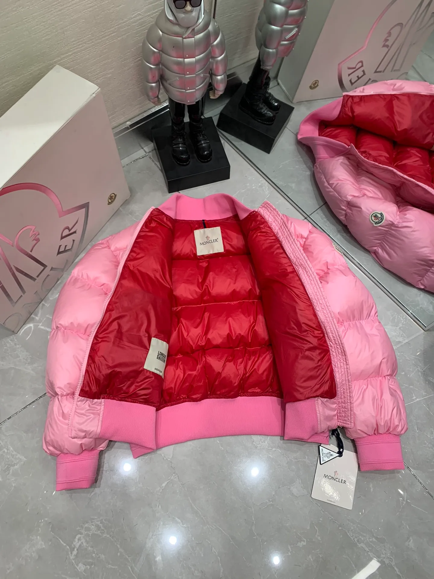 P640 Moncler Women's Merlat Quilted Soft Shell Fabric Down Bomber Jacket, the same style as Jolin Tsai, there are many purchasing agents, it is a very popular style, highly recommended. New products for early autumn: Merlat women's down jacket and bomber jacket. The Merlat women's down bomber jacket plays with clever colors and has a fashionable and energetic design to interpret the campus sports style. The Merlat down jacket features a new bomber jacket design, inspired by the American school wear of the 1960s. This short down jacket is made of longue saison fabric, which is both lightweight and warm. This padded bomber jacket comes in a pop of color that's easy to pair with monochromatic or color-blocked looks. (j02) Made of longue saison fabric Longue saison lining Filled with down Rib knit collar and cuffs Zipper closure Zippered pockets Fabric: 100% nylon; Lining: 100% nylon; Filling Down content: 90% white goose down; Except for trim;