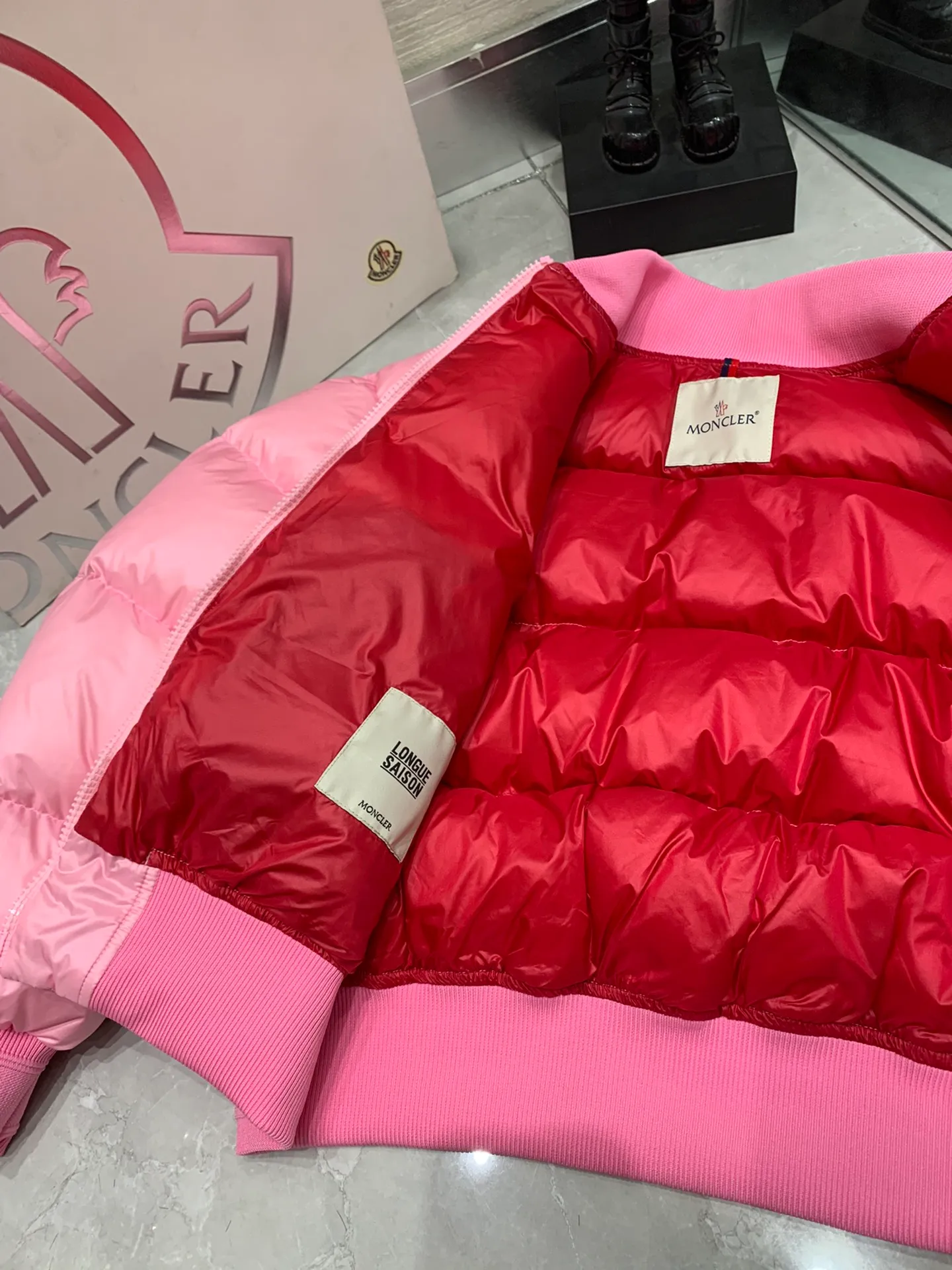 P640 Moncler Women's Merlat Quilted Soft Shell Fabric Down Bomber Jacket, the same style as Jolin Tsai, there are many purchasing agents, it is a very popular style, highly recommended. New products for early autumn: Merlat women's down jacket and bomber jacket. The Merlat women's down bomber jacket plays with clever colors and has a fashionable and energetic design to interpret the campus sports style. The Merlat down jacket features a new bomber jacket design, inspired by the American school wear of the 1960s. This short down jacket is made of longue saison fabric, which is both lightweight and warm. This padded bomber jacket comes in a pop of color that's easy to pair with monochromatic or color-blocked looks. (j02) Made of longue saison fabric Longue saison lining Filled with down Rib knit collar and cuffs Zipper closure Zippered pockets Fabric: 100% nylon; Lining: 100% nylon; Filling Down content: 90% white goose down; Except for trim;