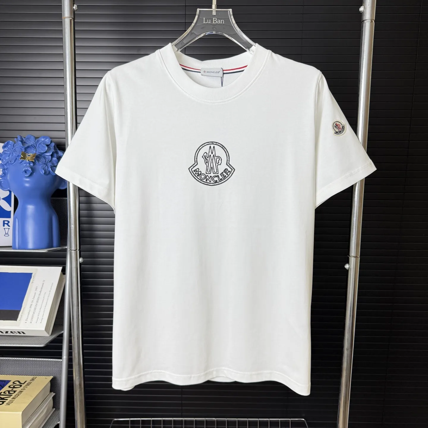 P170 A244 (Long-term replenishment, arrival the next day) MONCLER/Masklet badge letter LOGO round neck short-sleeved T-shirt exclusive first launch high-definition The fabric is made of 300 grams of heavyweight pure cotton, customized with 32 double-strand threads, and has two treatments for ready-to-wear. The fabric is comfortable and skin-friendly. Custom-dyed fabrics with high textile density, good drape, not easy to deform and shrink. The thick texture and tight spinning process will not affect the breathability of the fabric. The color saturation is very high. Imported Tajima embroidery technology, the version has a good upper body effect, a versatile and good-looking short sleeve, the loose version covers the flesh and looks slim. Size: S~XL Color: white black