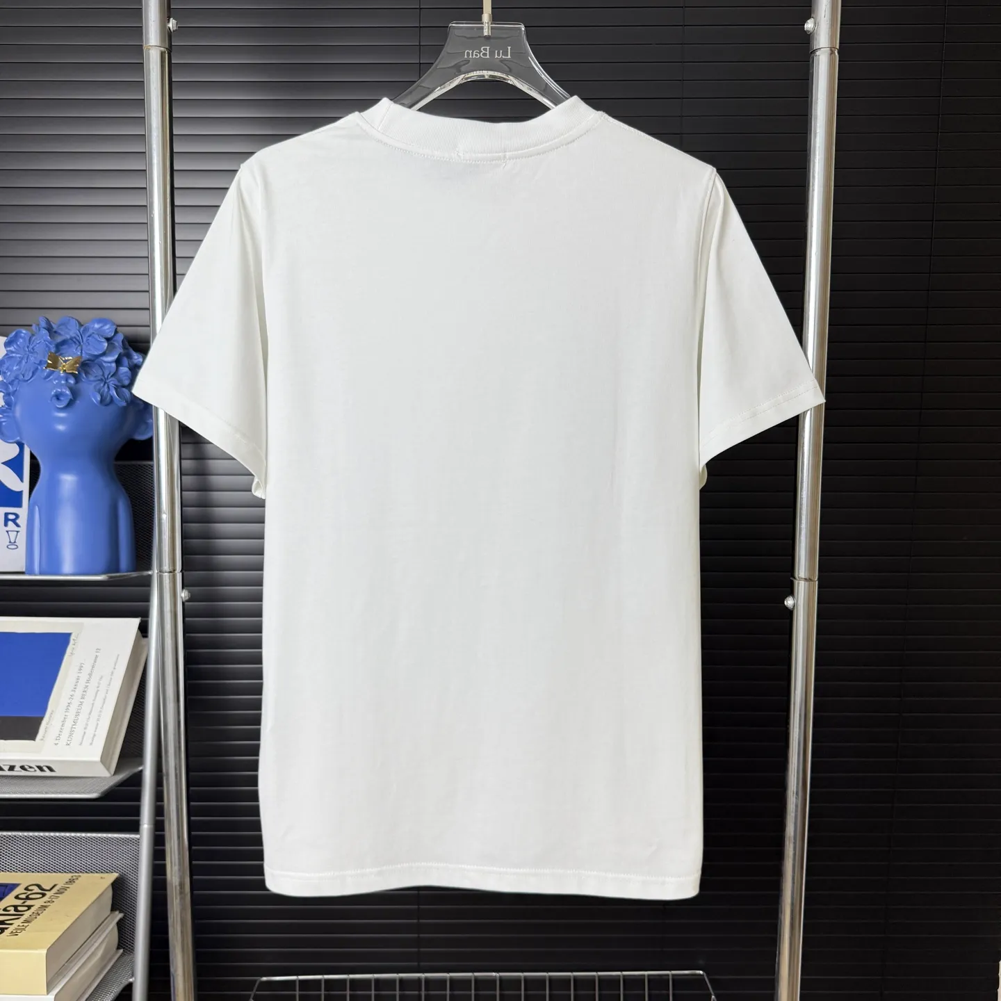 P170 A244 (Long-term replenishment, arrival the next day) MONCLER/Masklet badge letter LOGO round neck short-sleeved T-shirt exclusive first launch high-definition The fabric is made of 300 grams of heavyweight pure cotton, customized with 32 double-strand threads, and has two treatments for ready-to-wear. The fabric is comfortable and skin-friendly. Custom-dyed fabrics with high textile density, good drape, not easy to deform and shrink. The thick texture and tight spinning process will not affect the breathability of the fabric. The color saturation is very high. Imported Tajima embroidery technology, the version has a good upper body effect, a versatile and good-looking short sleeve, the loose version covers the flesh and looks slim. Size: S~XL Color: white black