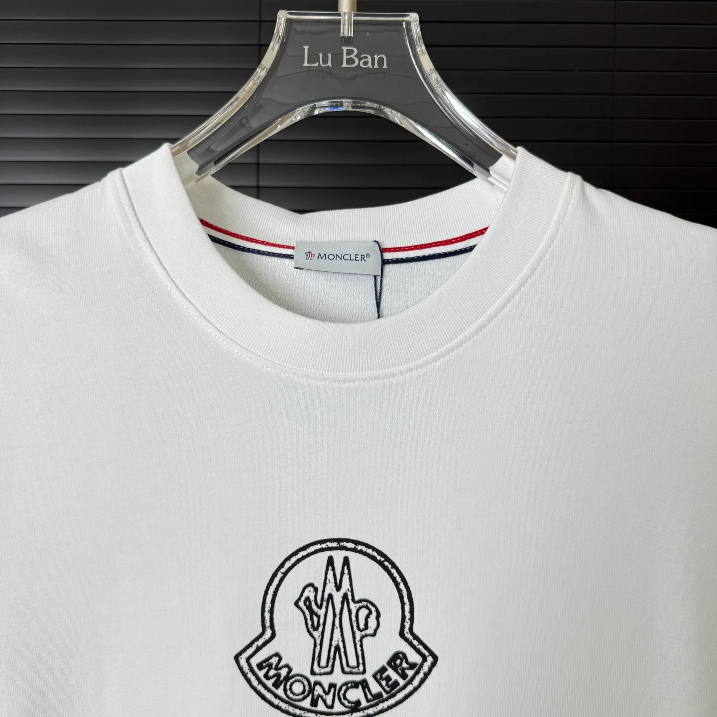 P170 A244 (Long-term replenishment, arrival the next day) MONCLER/Masklet badge letter LOGO round neck short-sleeved T-shirt exclusive first launch high-definition The fabric is made of 300 grams of heavyweight pure cotton, customized with 32 double-strand threads, and has two treatments for ready-to-wear. The fabric is comfortable and skin-friendly. Custom-dyed fabrics with high textile density, good drape, not easy to deform and shrink. The thick texture and tight spinning process will not affect the breathability of the fabric. The color saturation is very high. Imported Tajima embroidery technology, the version has a good upper body effect, a versatile and good-looking short sleeve, the loose version covers the flesh and looks slim. Size: S~XL Color: white black