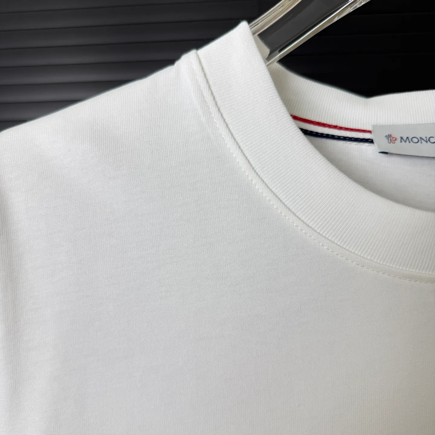 P170 A244 (Long-term replenishment, arrival the next day) MONCLER/Masklet badge letter LOGO round neck short-sleeved T-shirt exclusive first launch high-definition The fabric is made of 300 grams of heavyweight pure cotton, customized with 32 double-strand threads, and has two treatments for ready-to-wear. The fabric is comfortable and skin-friendly. Custom-dyed fabrics with high textile density, good drape, not easy to deform and shrink. The thick texture and tight spinning process will not affect the breathability of the fabric. The color saturation is very high. Imported Tajima embroidery technology, the version has a good upper body effect, a versatile and good-looking short sleeve, the loose version covers the flesh and looks slim. Size: S~XL Color: white black